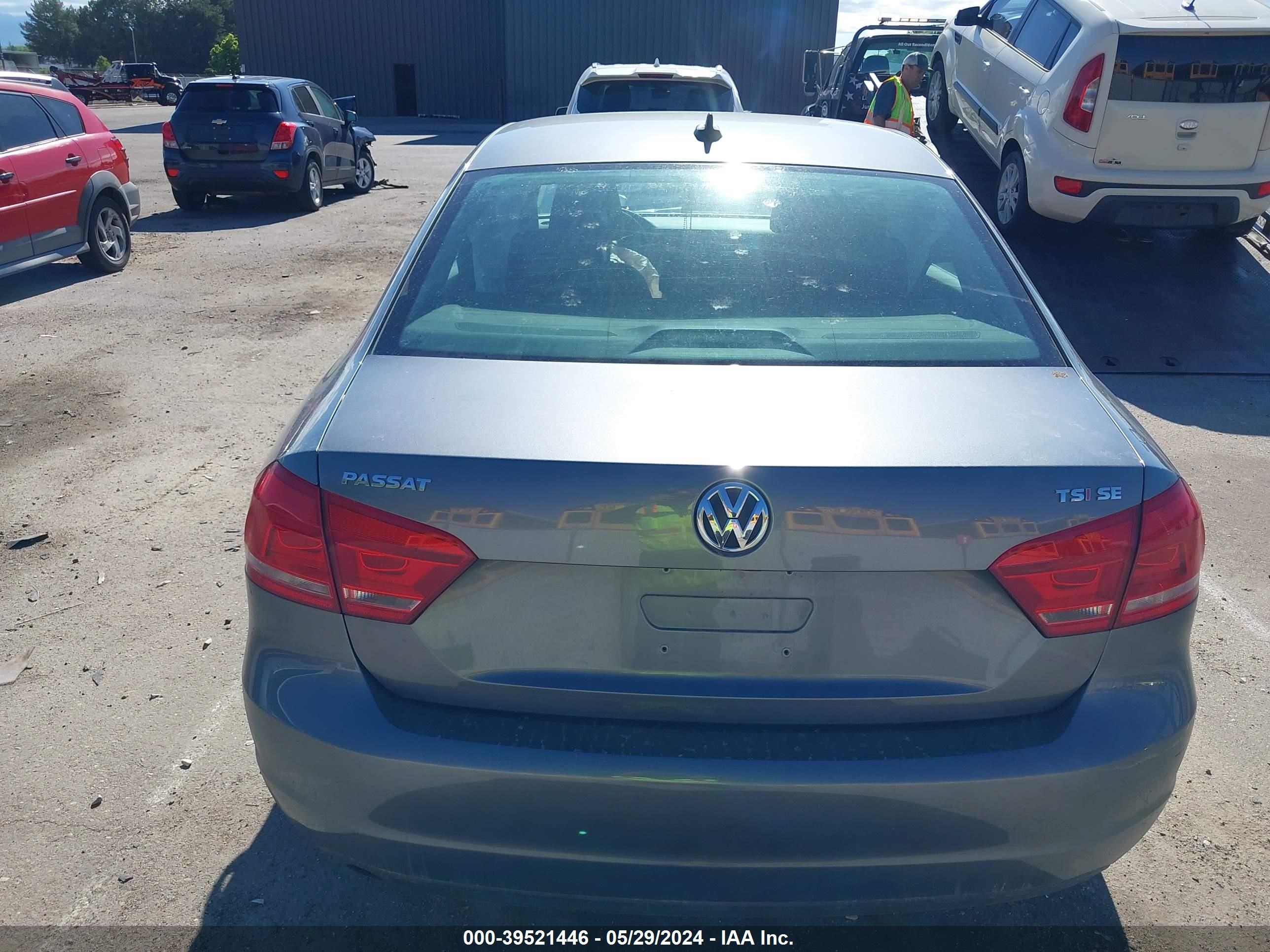 Photo 15 VIN: 1VWBS7A31FC065027 - VOLKSWAGEN PASSAT 