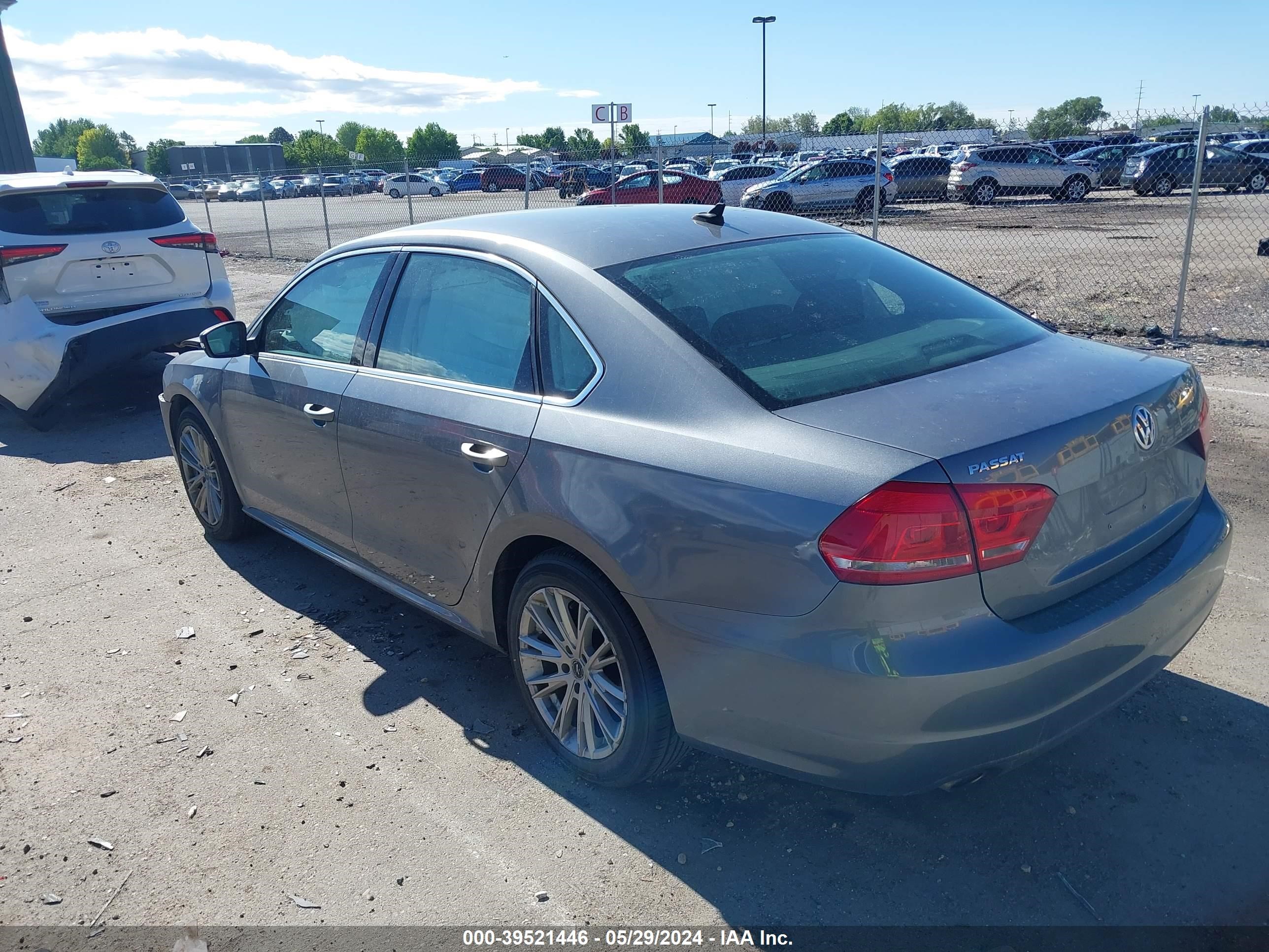 Photo 2 VIN: 1VWBS7A31FC065027 - VOLKSWAGEN PASSAT 