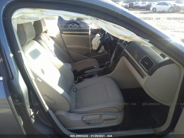 Photo 4 VIN: 1VWBS7A31GC043269 - VOLKSWAGEN PASSAT 