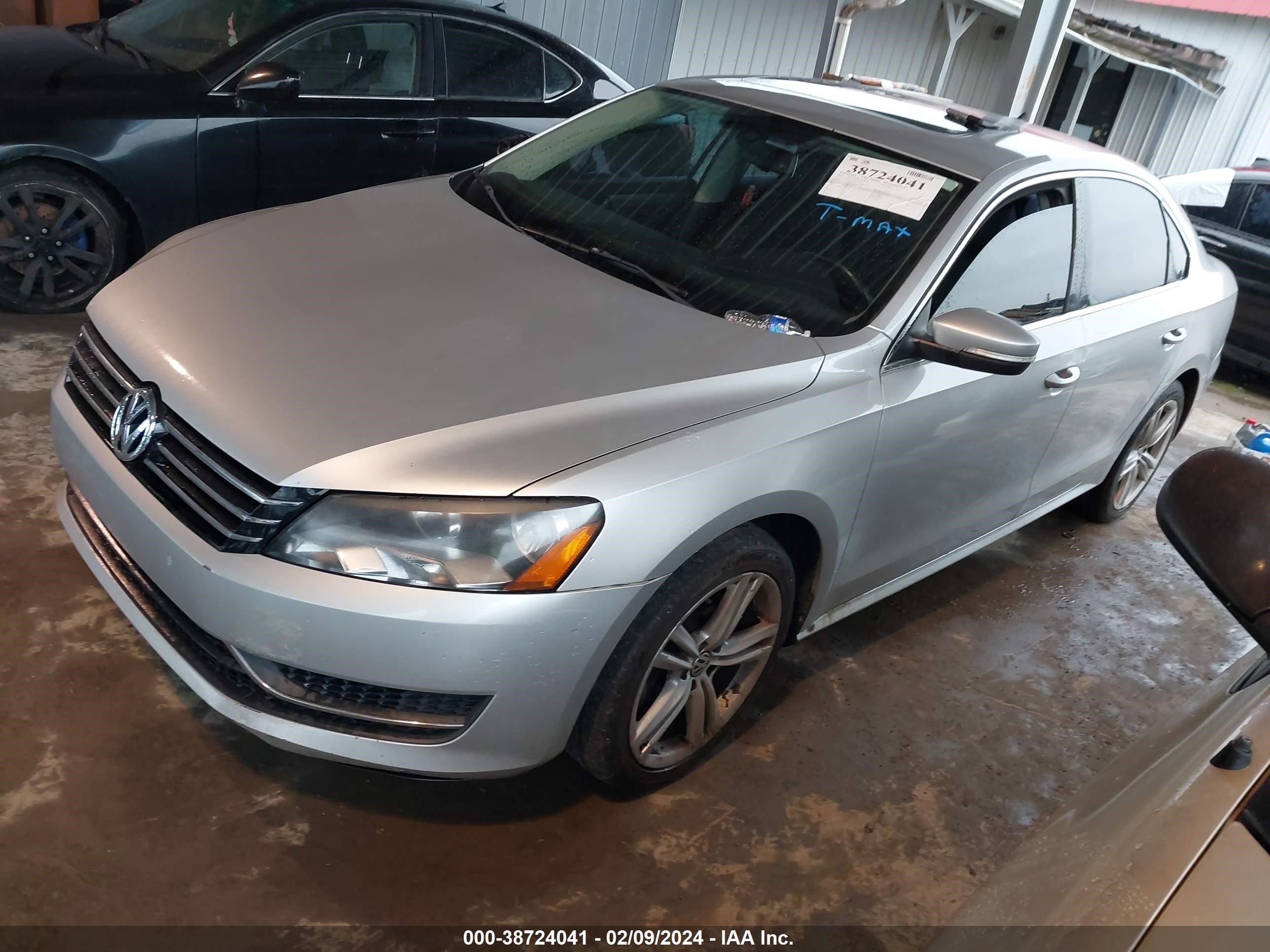 Photo 1 VIN: 1VWBS7A33EC044002 - VOLKSWAGEN PASSAT 