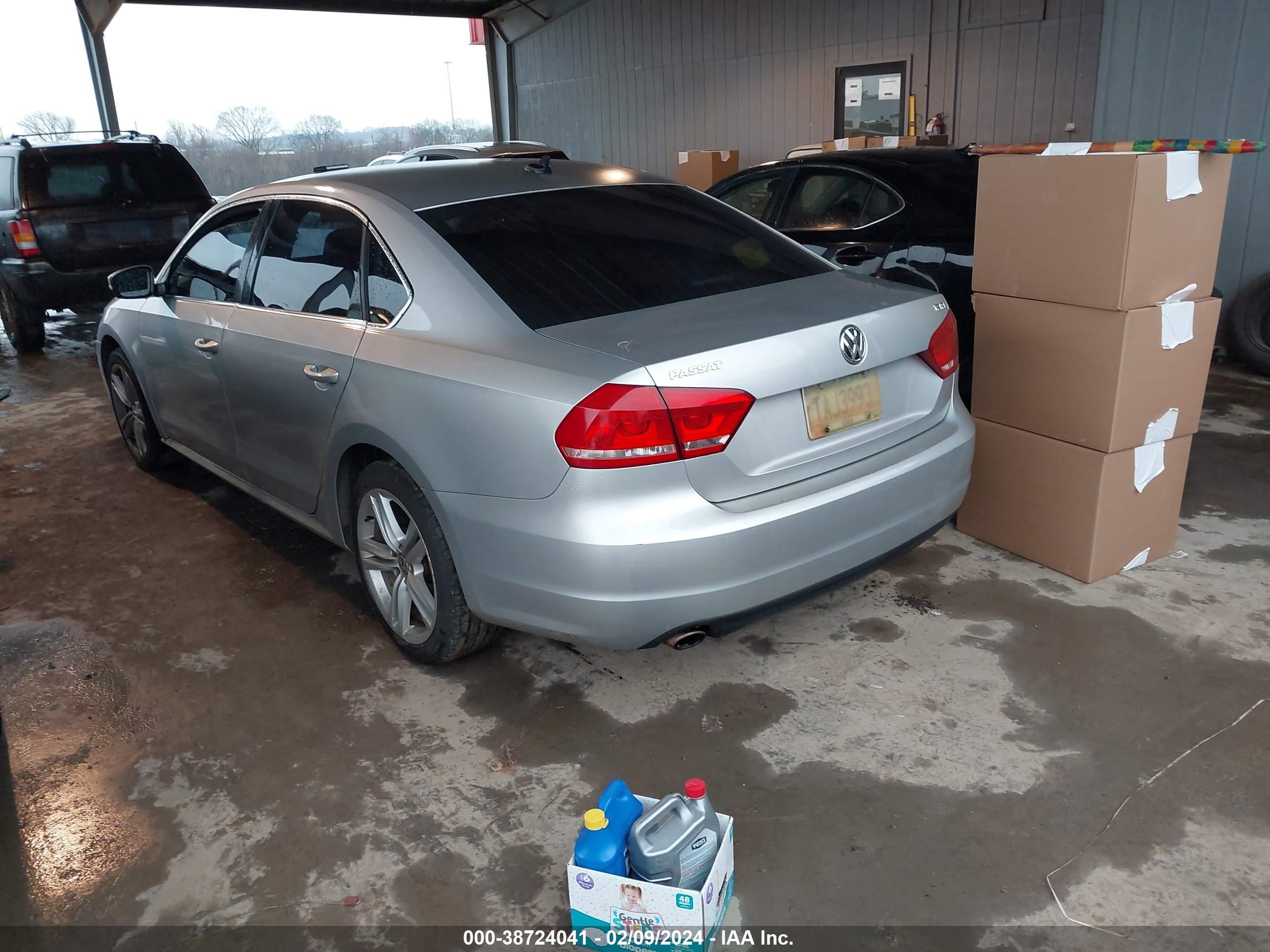 Photo 2 VIN: 1VWBS7A33EC044002 - VOLKSWAGEN PASSAT 