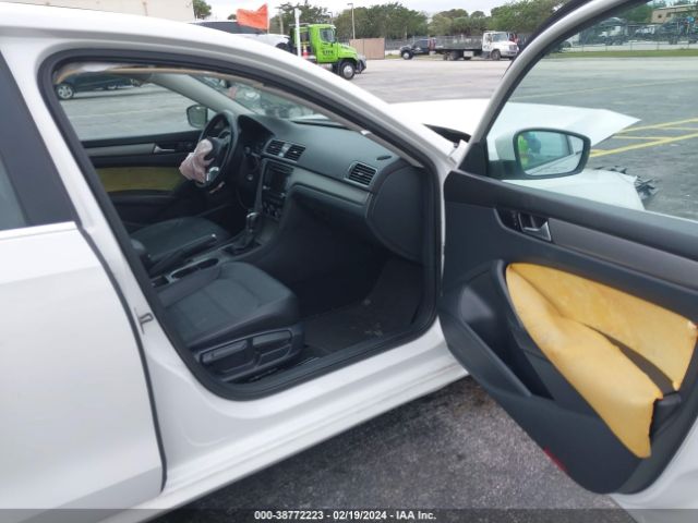 Photo 4 VIN: 1VWBS7A35EC088583 - VOLKSWAGEN PASSAT 