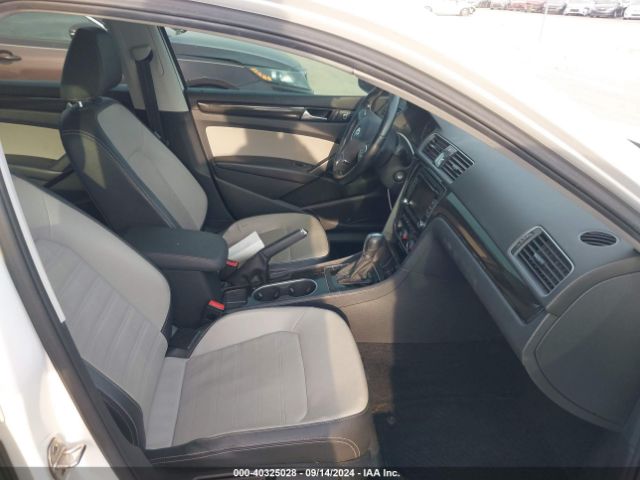 Photo 4 VIN: 1VWBS7A38FC044594 - VOLKSWAGEN PASSAT 