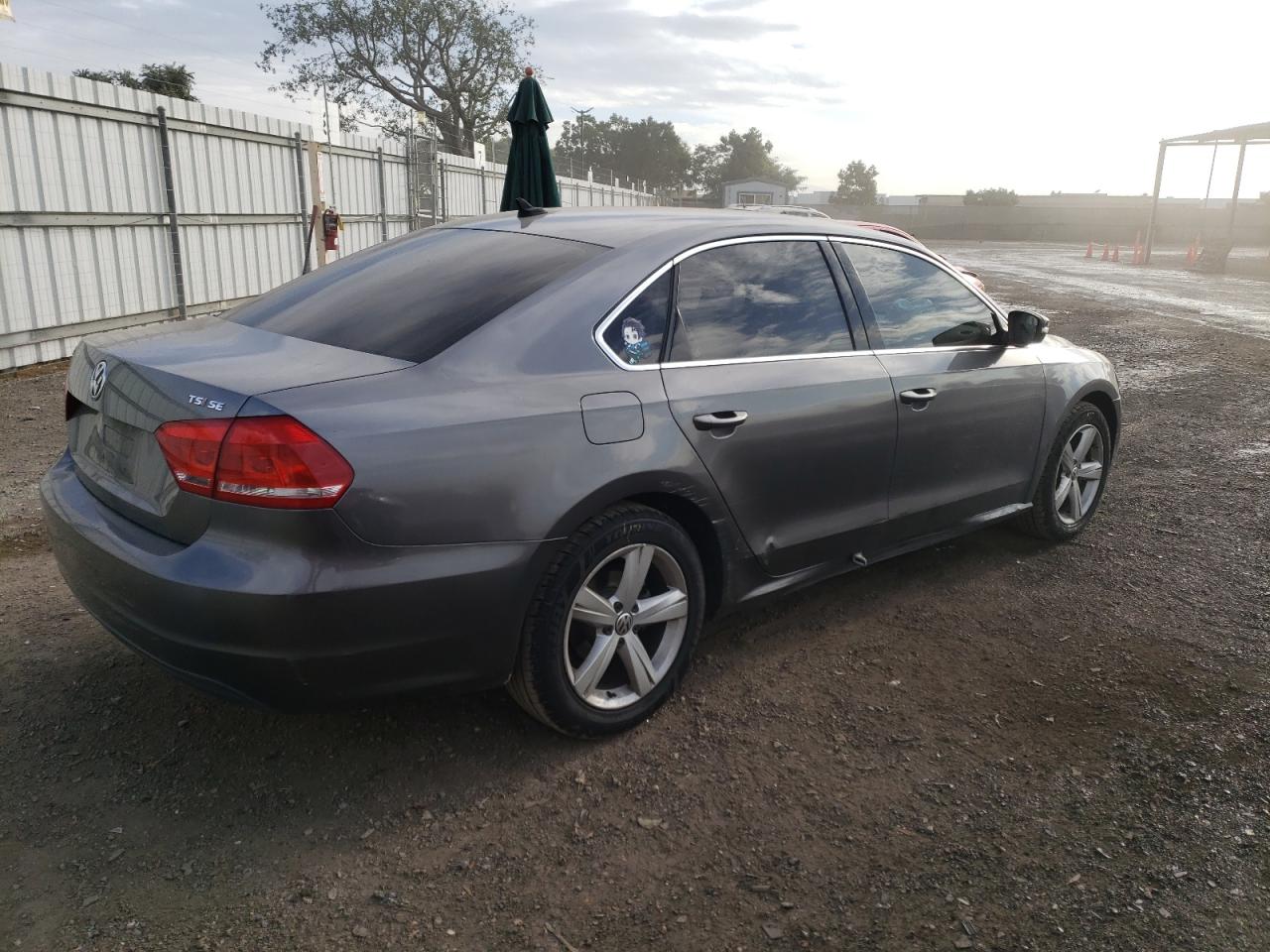 Photo 2 VIN: 1VWBT7A34FC030351 - VOLKSWAGEN PASSAT 