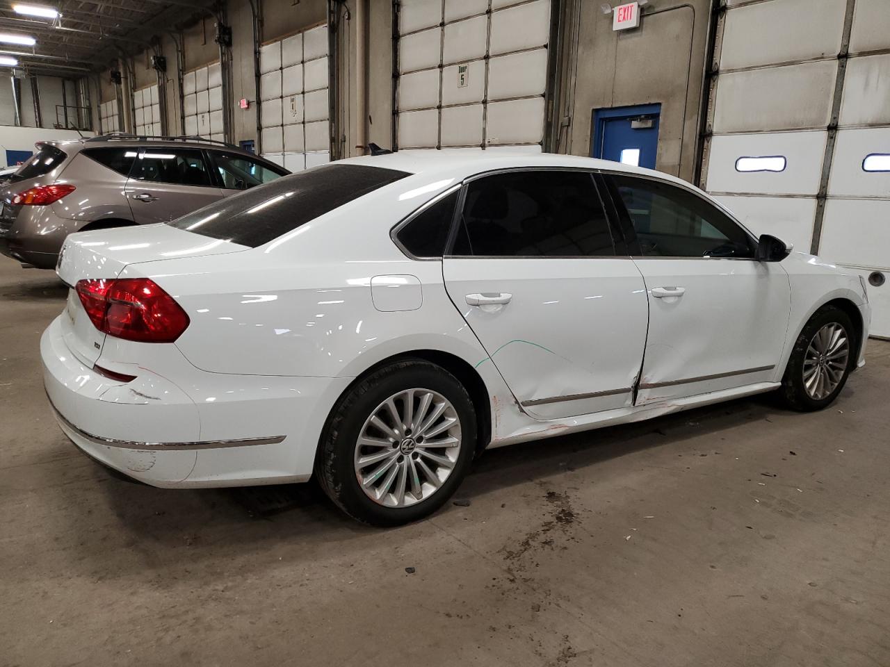 Photo 2 VIN: 1VWBT7A3XGC010851 - VOLKSWAGEN PASSAT 