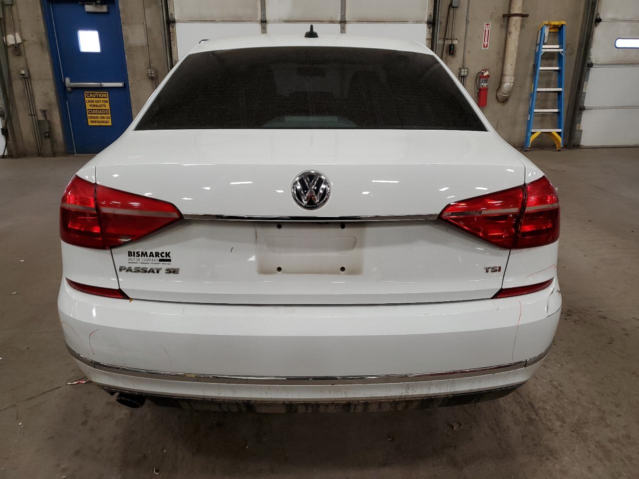 Photo 5 VIN: 1VWBT7A3XGC010851 - VOLKSWAGEN PASSAT 