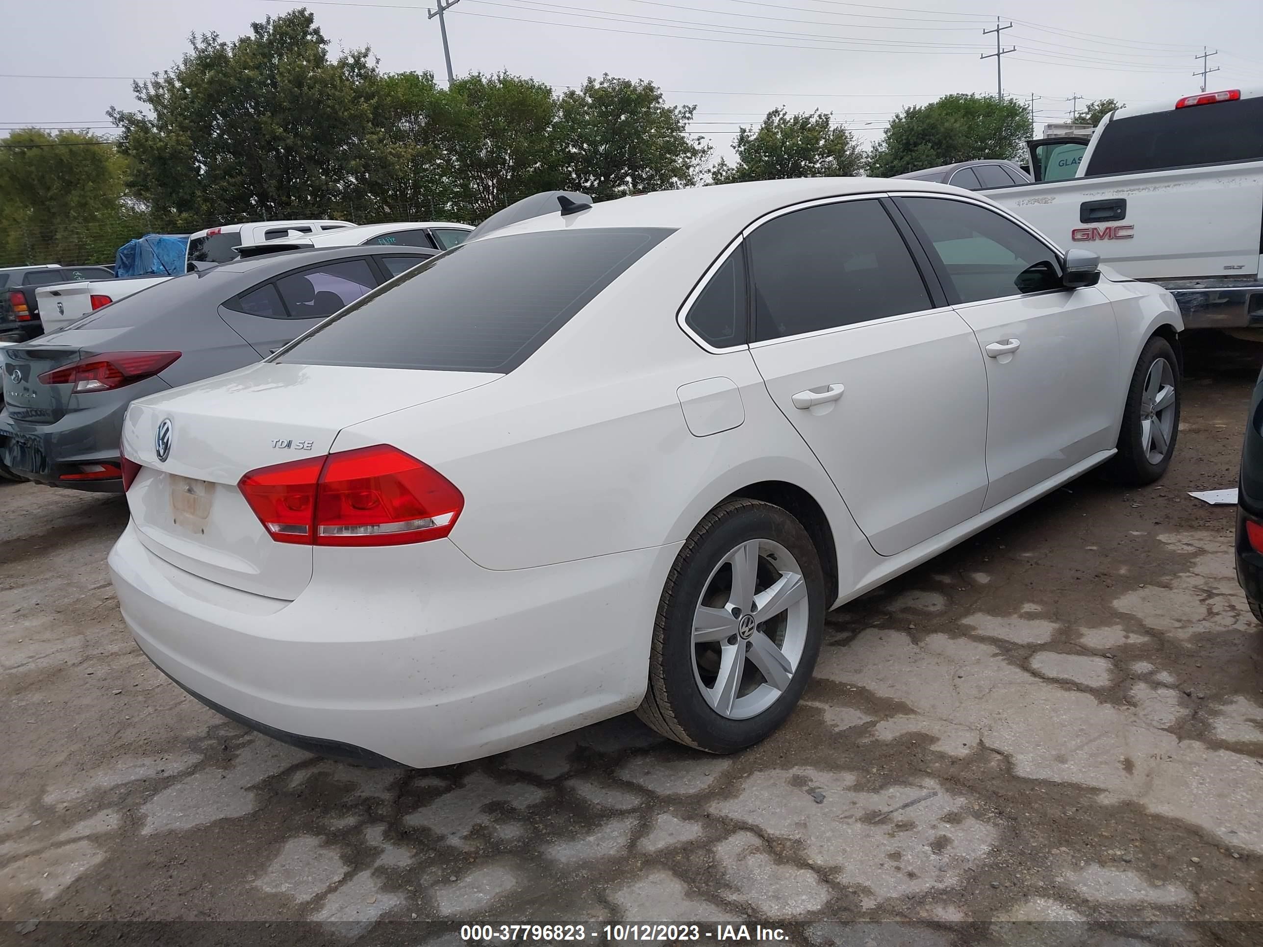 Photo 3 VIN: 1VWBV7A30FC055452 - VOLKSWAGEN PASSAT 