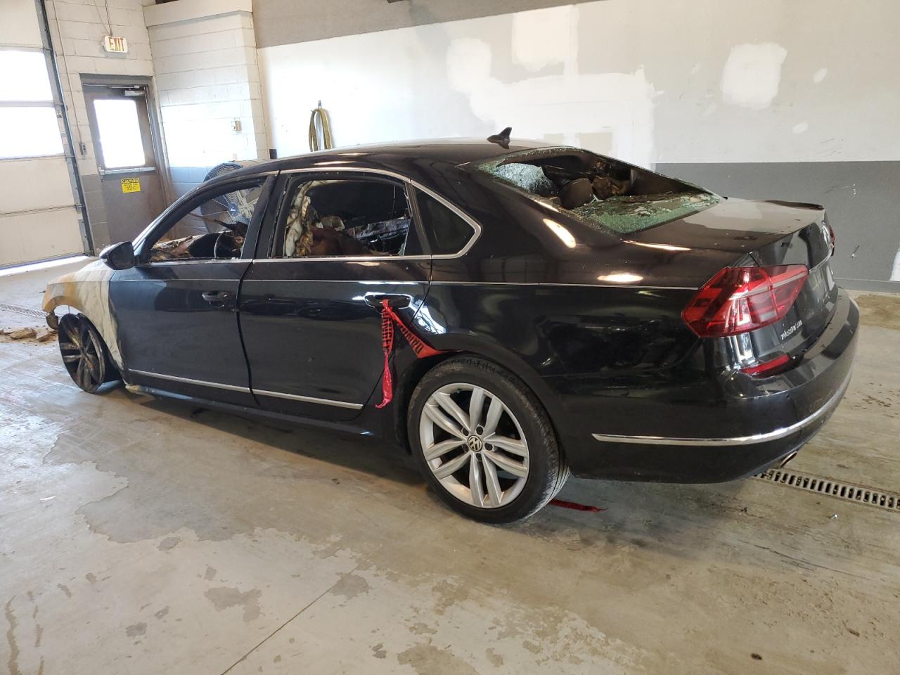 Photo 1 VIN: 1VWCA7A32JC023952 - VOLKSWAGEN PASSAT 