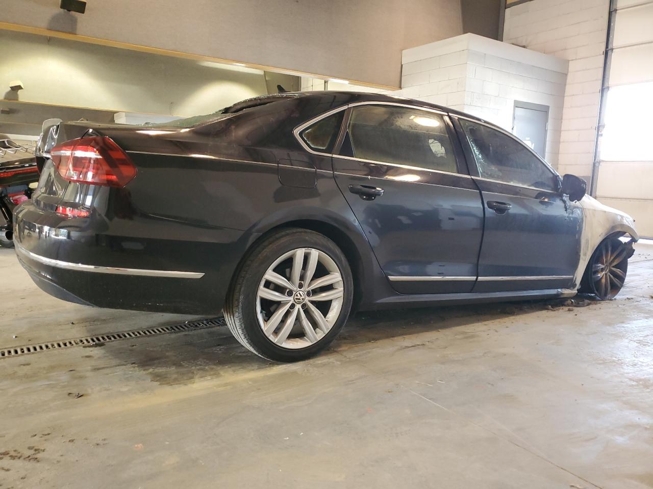 Photo 2 VIN: 1VWCA7A32JC023952 - VOLKSWAGEN PASSAT 