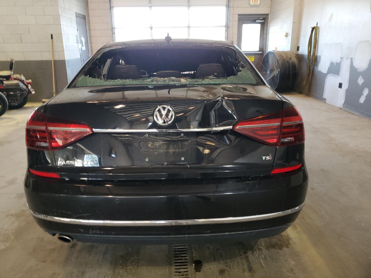 Photo 5 VIN: 1VWCA7A32JC023952 - VOLKSWAGEN PASSAT 