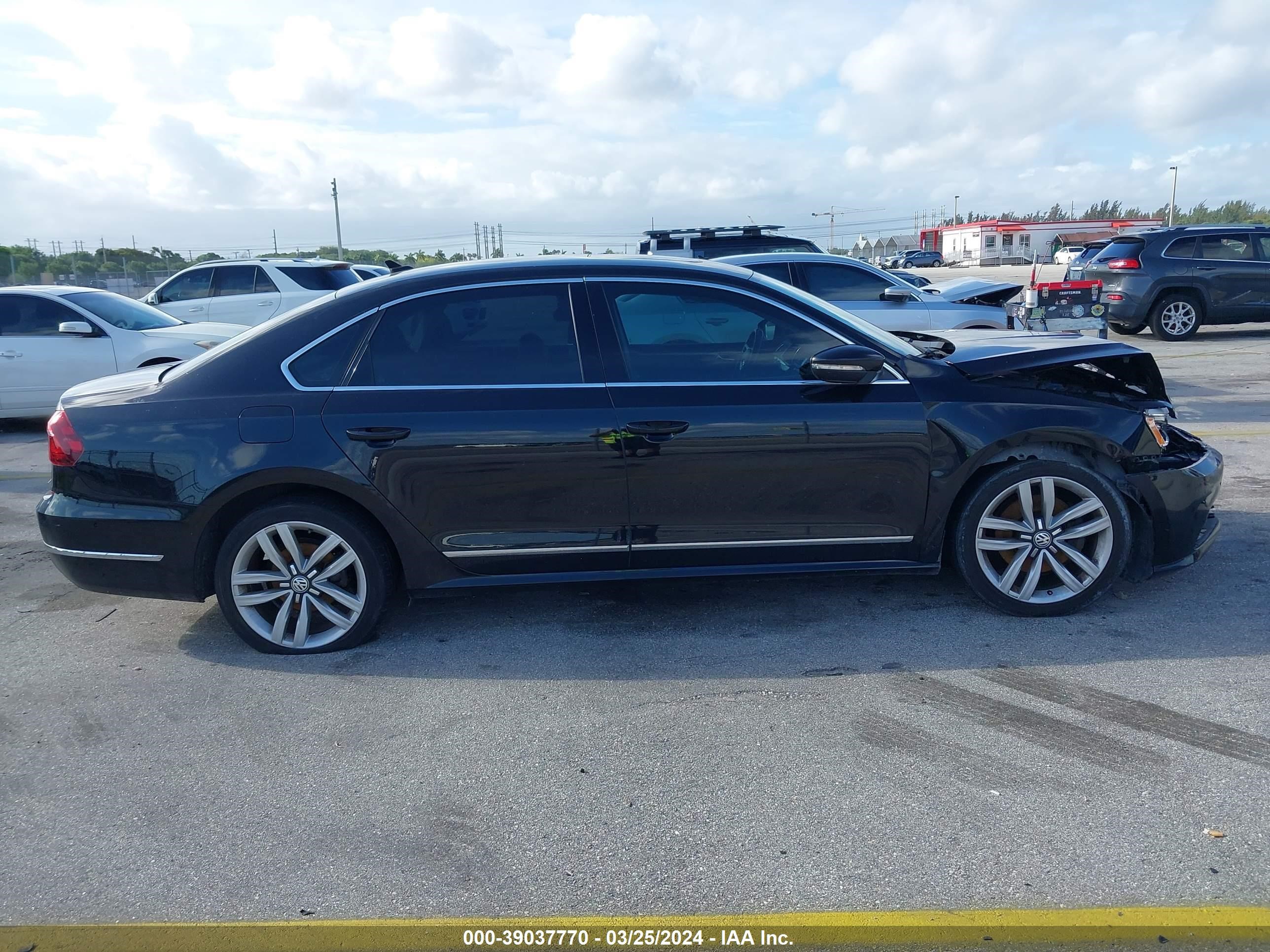 Photo 12 VIN: 1VWCM7A35HC010582 - VOLKSWAGEN PASSAT 