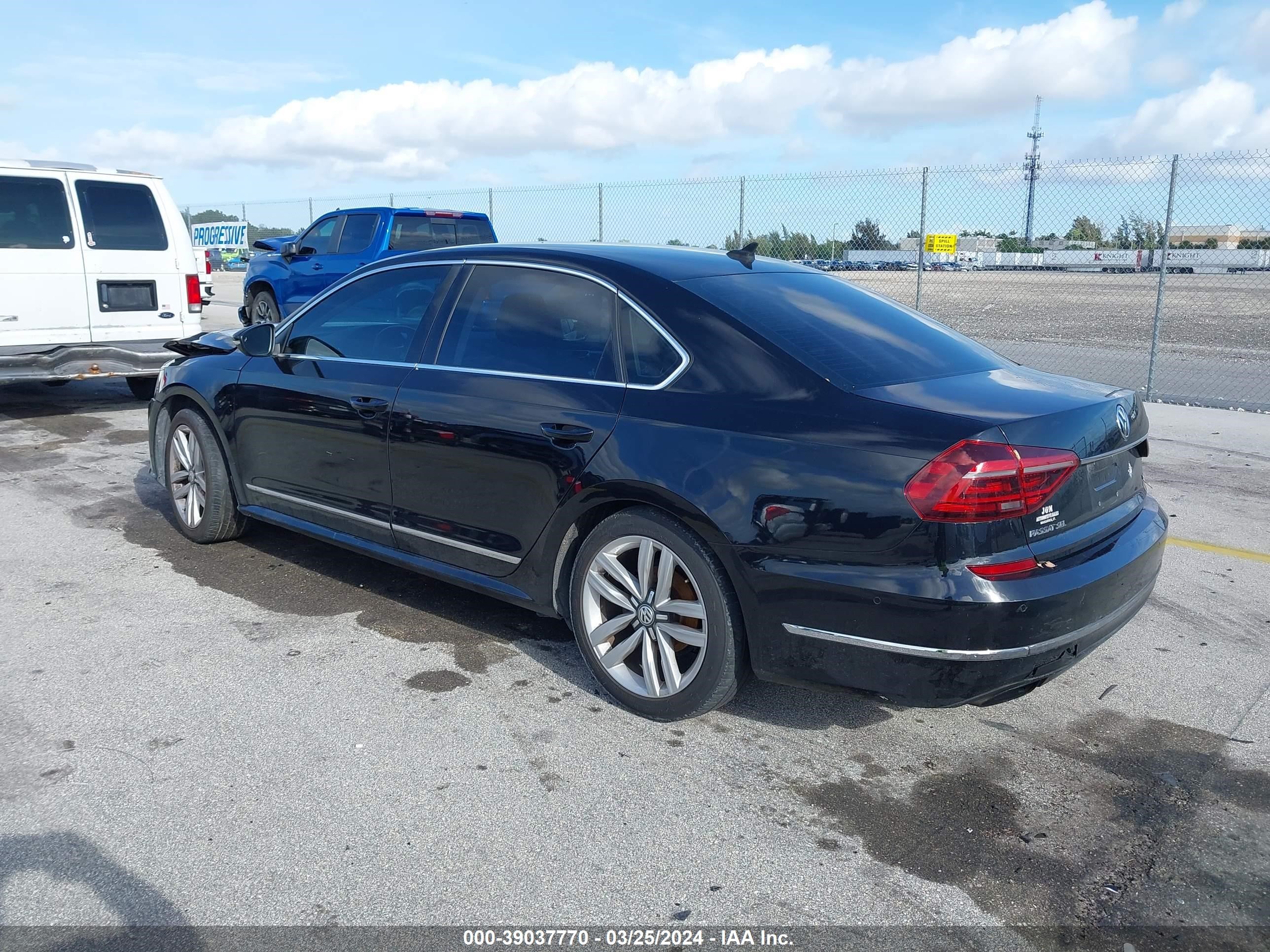 Photo 2 VIN: 1VWCM7A35HC010582 - VOLKSWAGEN PASSAT 