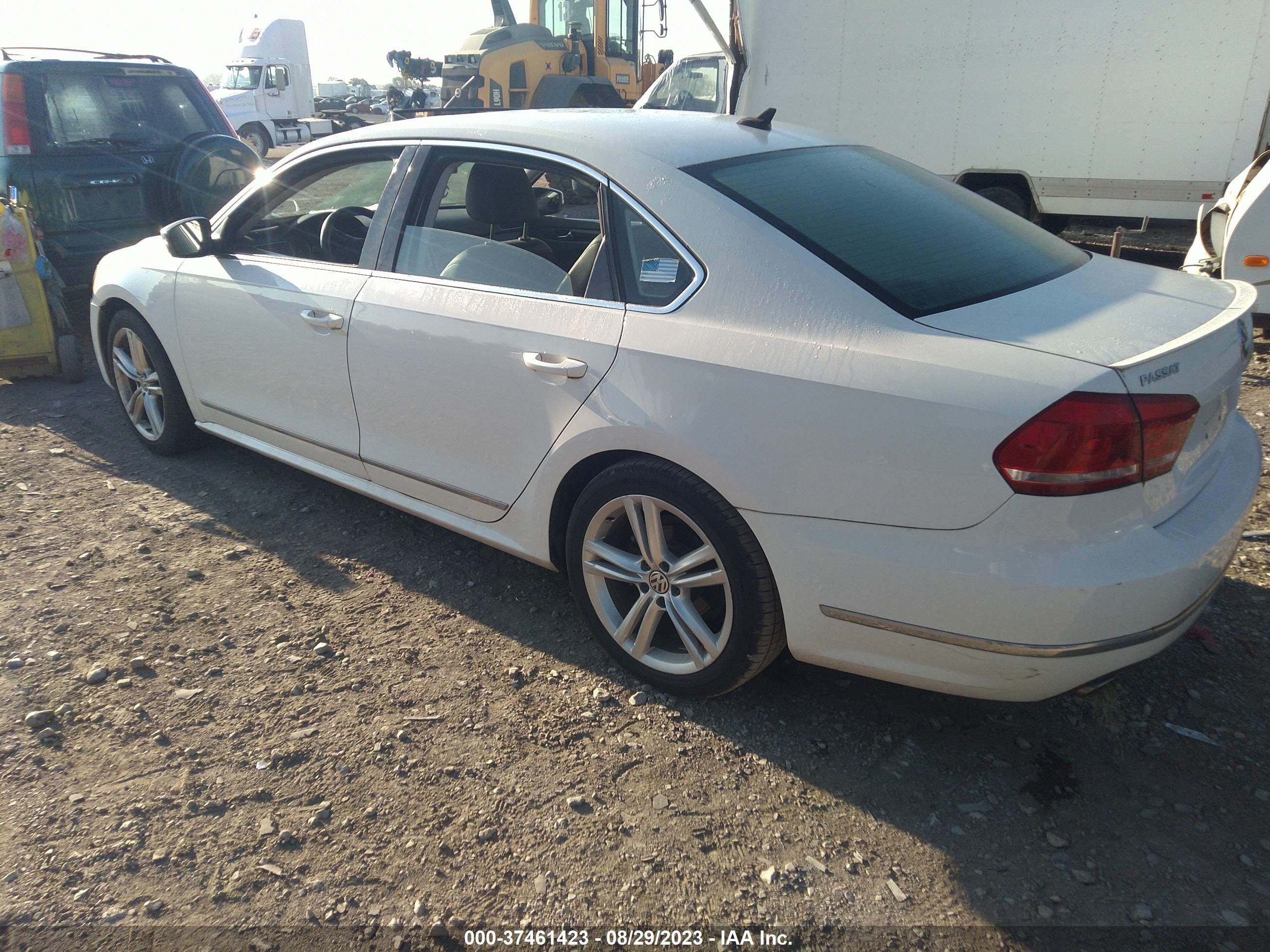 Photo 2 VIN: 1VWCN7A39DC142302 - VOLKSWAGEN PASSAT 