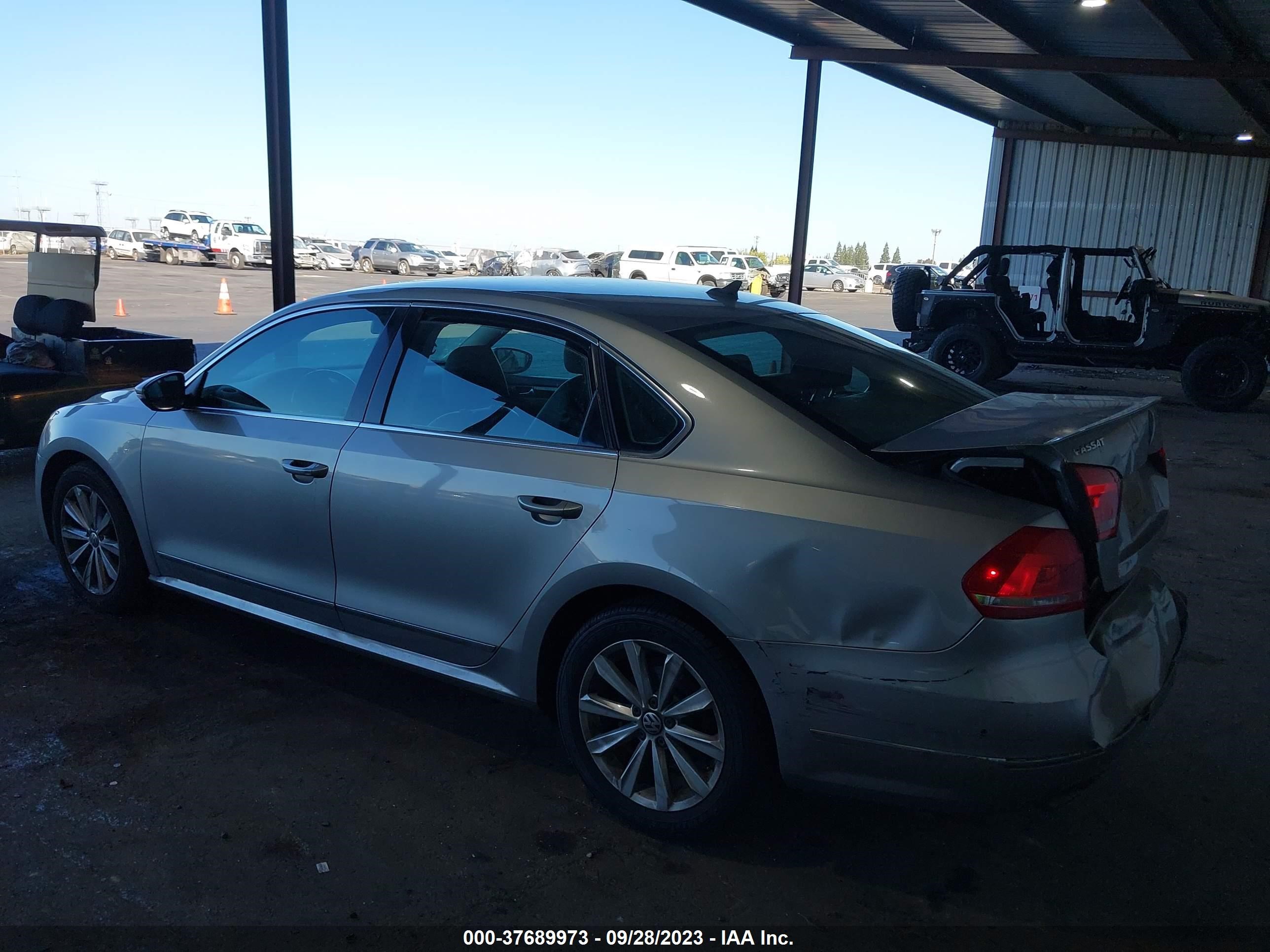 Photo 2 VIN: 1VWCP7A30CC105762 - VOLKSWAGEN PASSAT 