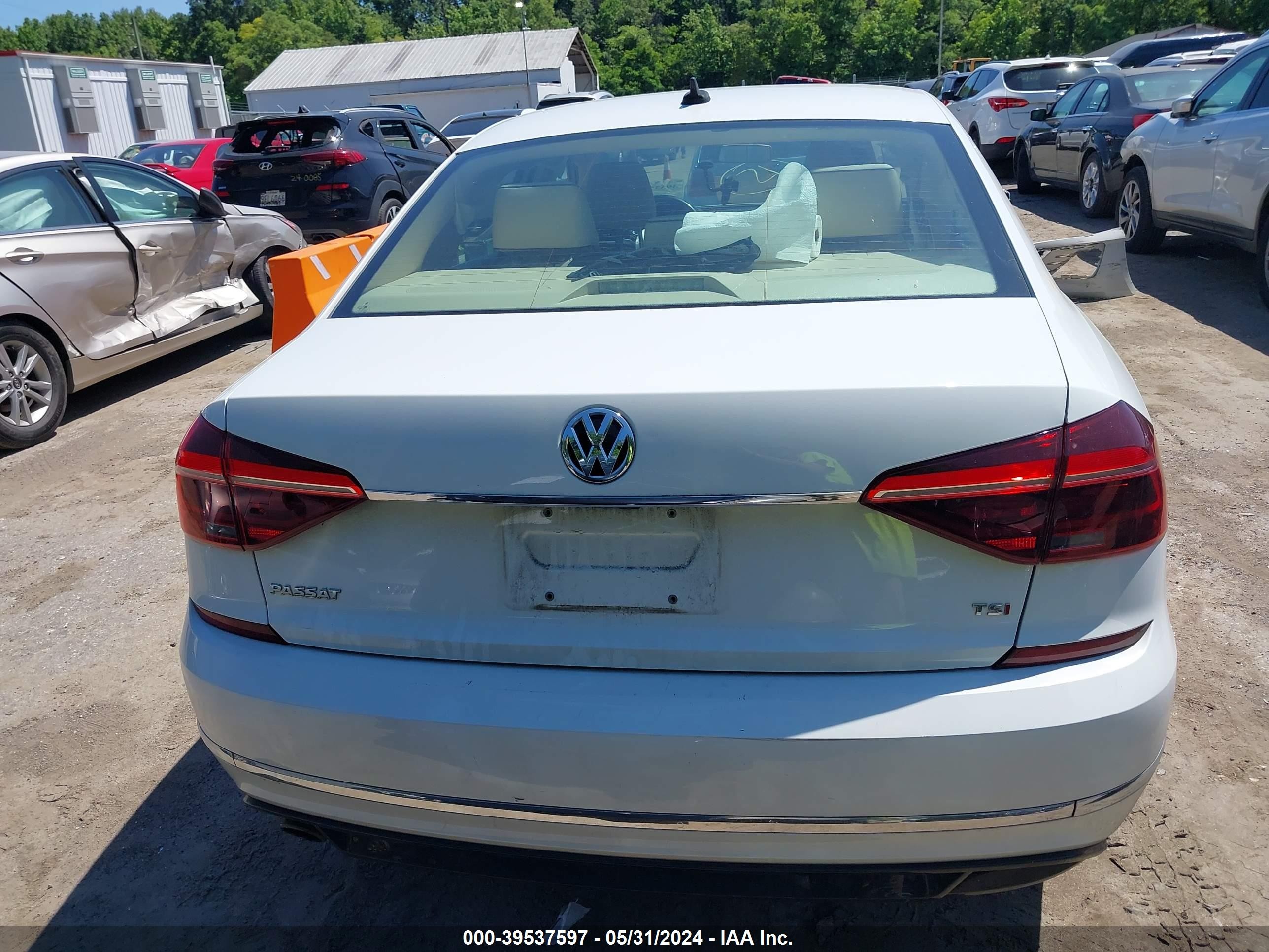 Photo 16 VIN: 1VWDT7A32HC057284 - VOLKSWAGEN PASSAT 