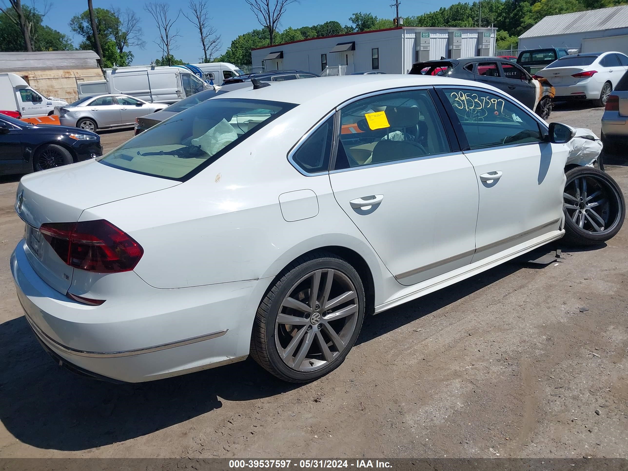 Photo 3 VIN: 1VWDT7A32HC057284 - VOLKSWAGEN PASSAT 