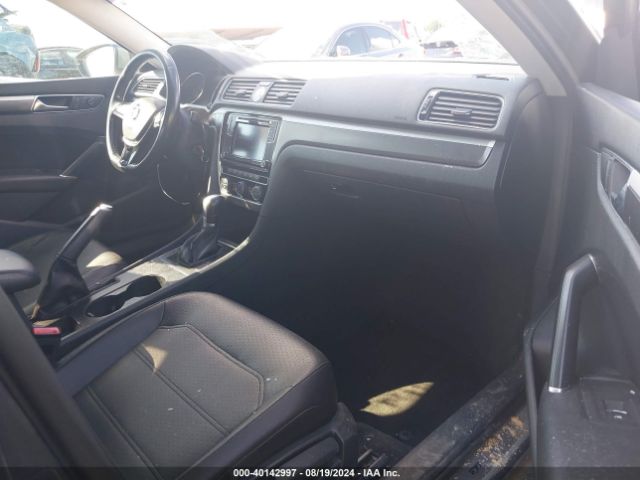 Photo 4 VIN: 1VWDT7A3XHC070378 - VOLKSWAGEN PASSAT 