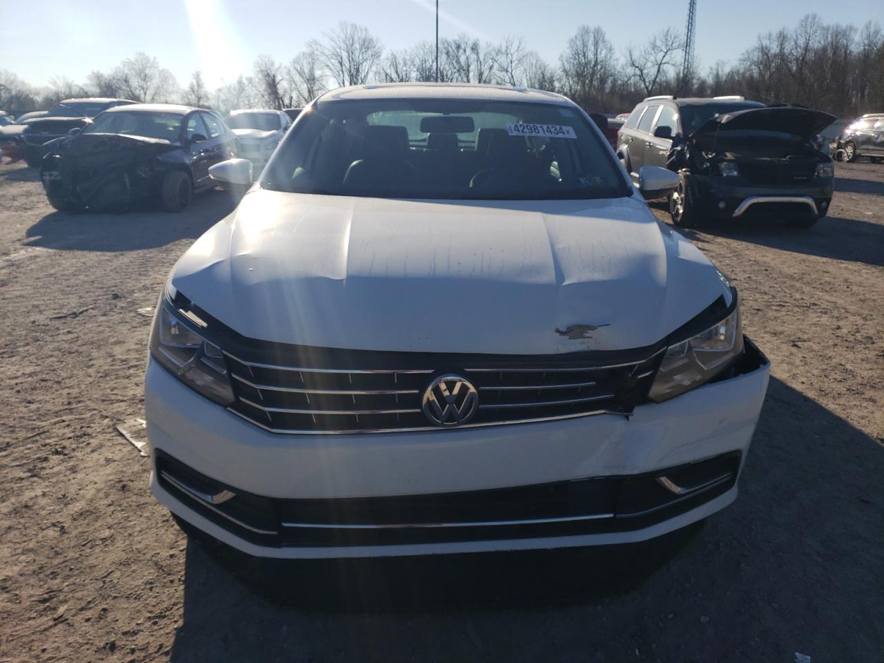 Photo 4 VIN: 1VWLA7A30KC001854 - VOLKSWAGEN PASSAT 