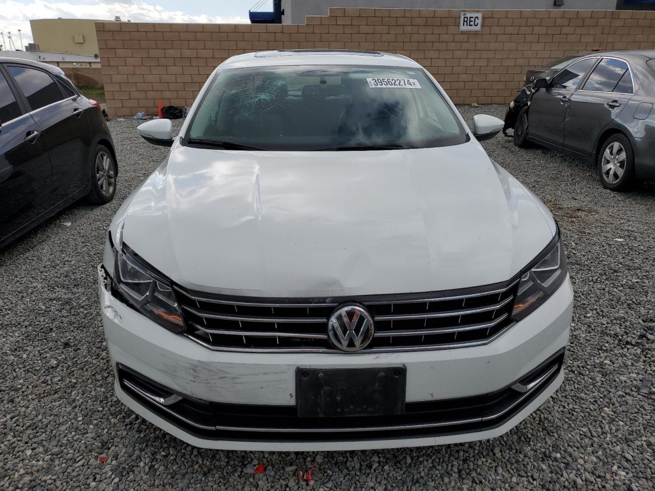 Photo 4 VIN: 1VWLA7A31KC011969 - VOLKSWAGEN PASSAT 