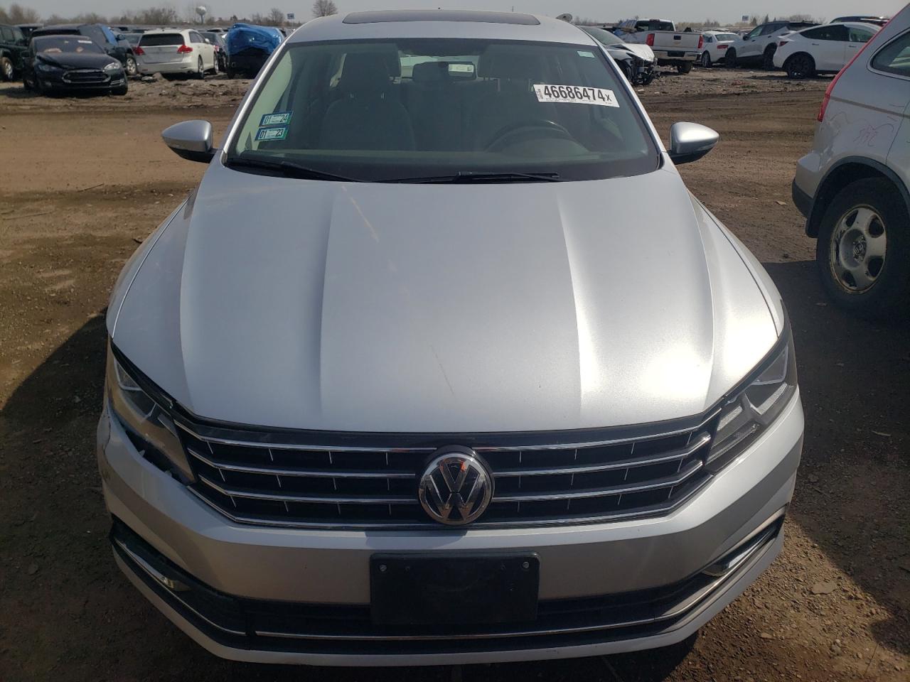 Photo 4 VIN: 1VWLA7A3XKC000842 - VOLKSWAGEN PASSAT 