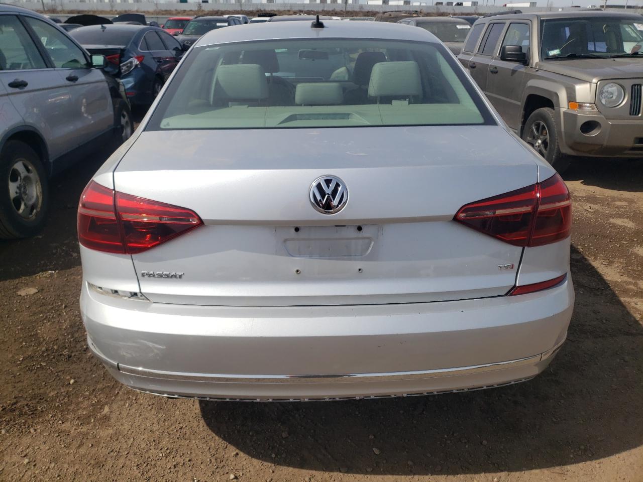 Photo 5 VIN: 1VWLA7A3XKC000842 - VOLKSWAGEN PASSAT 