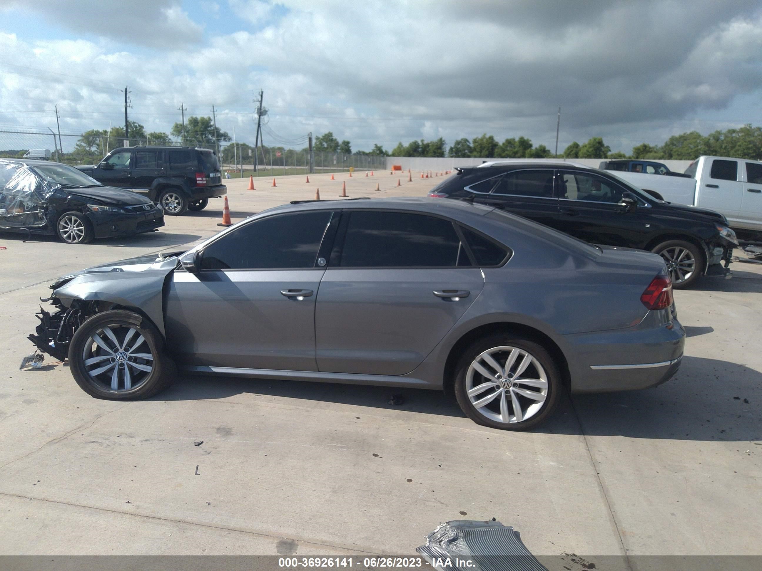 Photo 13 VIN: 1VWLA7A3XKC011842 - VOLKSWAGEN PASSAT 