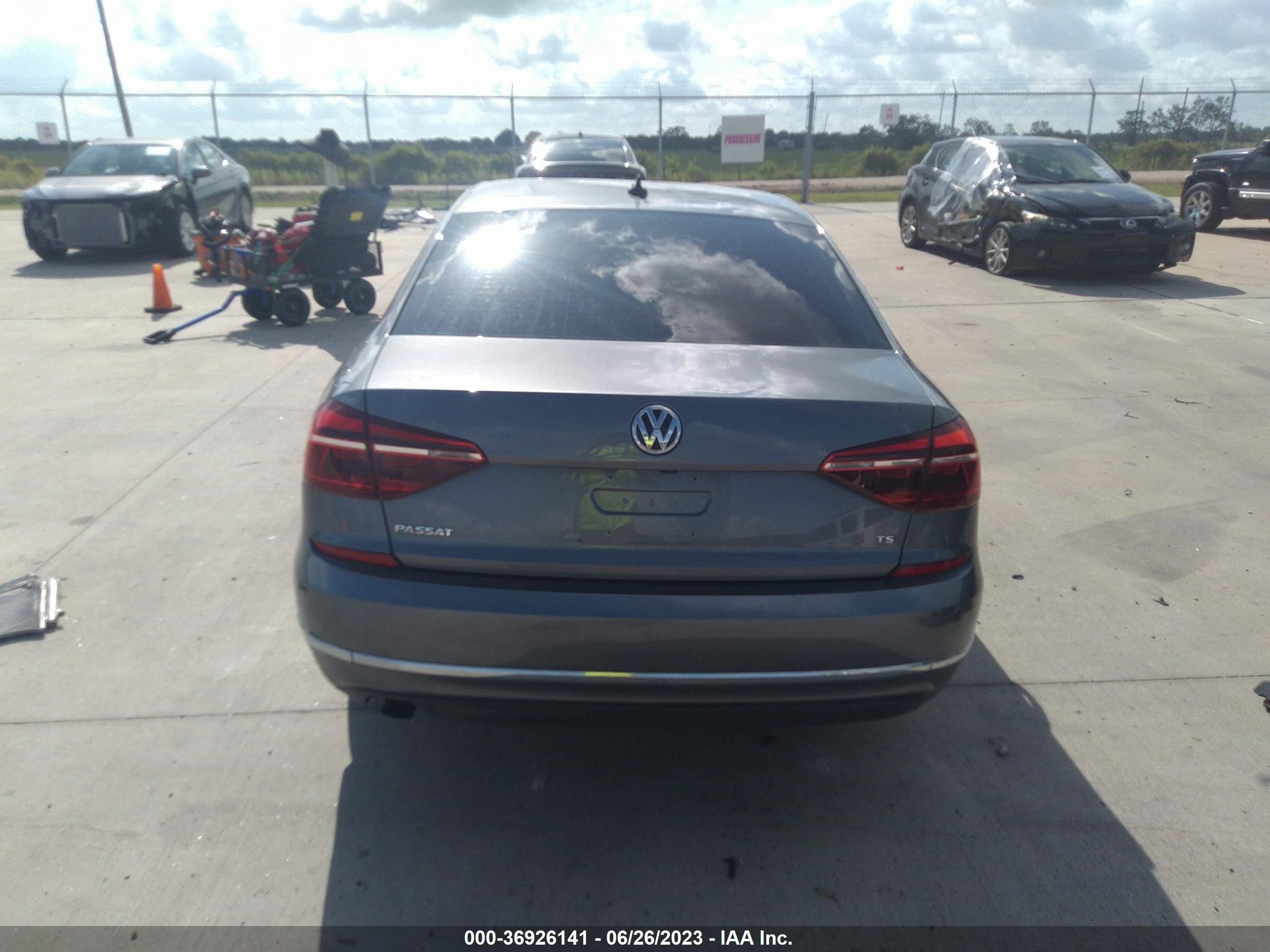 Photo 15 VIN: 1VWLA7A3XKC011842 - VOLKSWAGEN PASSAT 