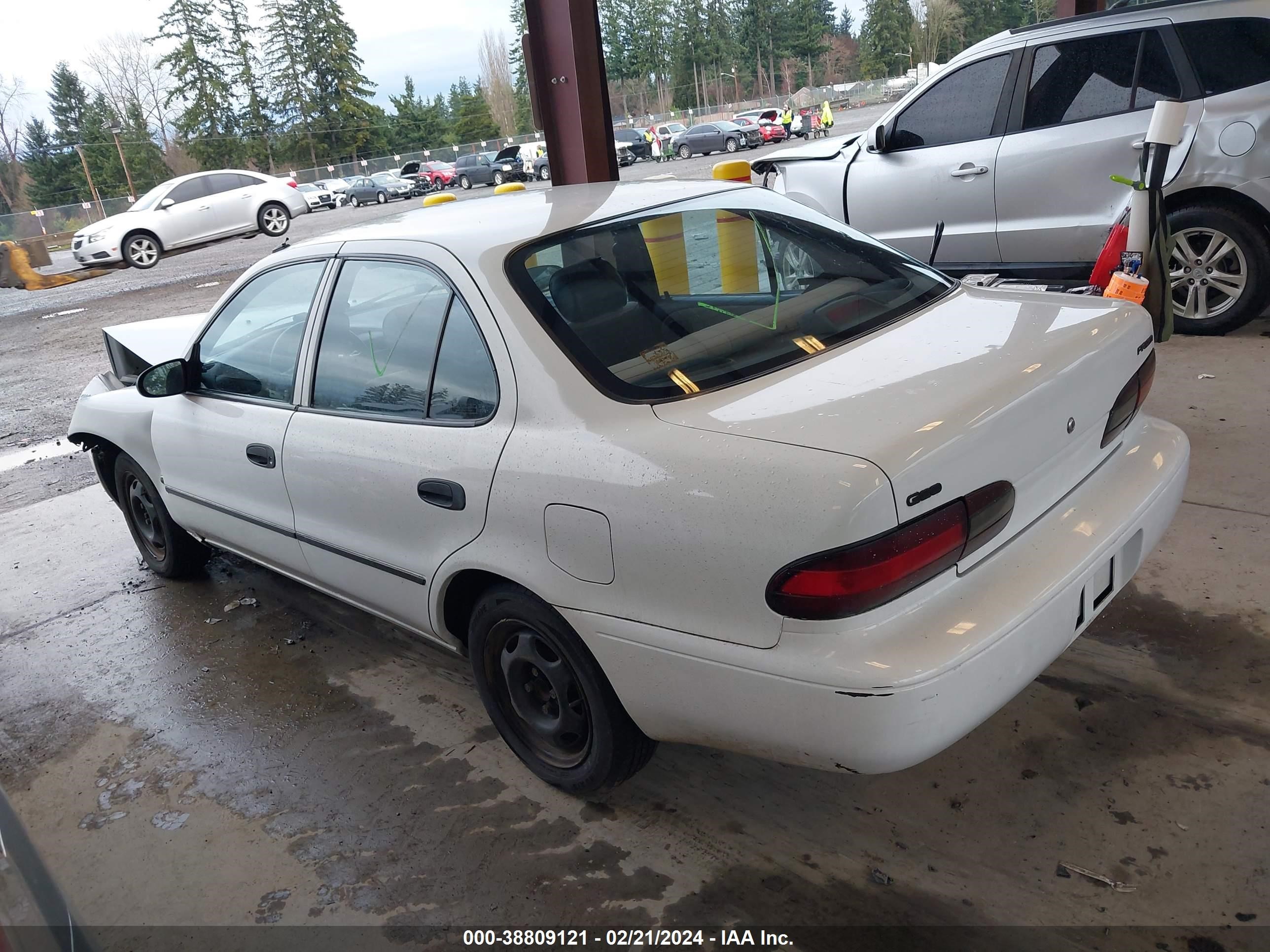 Photo 2 VIN: 1Y1SK5268VZ447174 - GEO PRIZM 