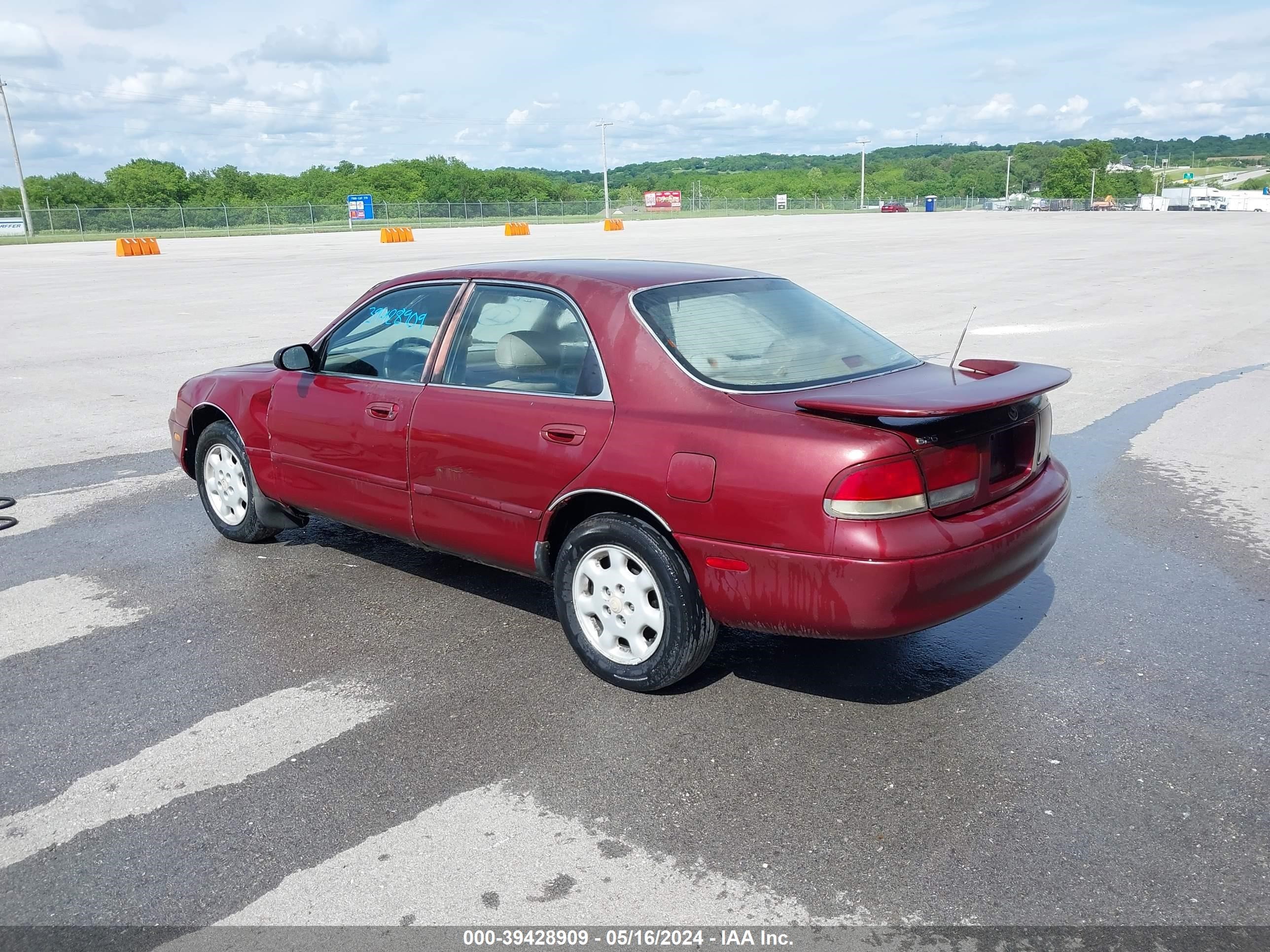 Photo 2 VIN: 1YVGE22C1R5143410 - MAZDA 626 