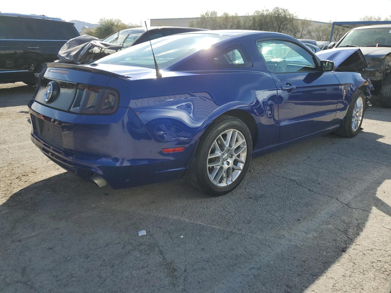 Photo 2 VIN: 1ZVBP8AM0E5205149 - FORD MUSTANG 