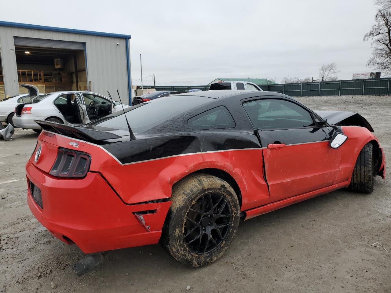 Photo 2 VIN: 1ZVBP8AM0E5334122 - FORD MUSTANG 