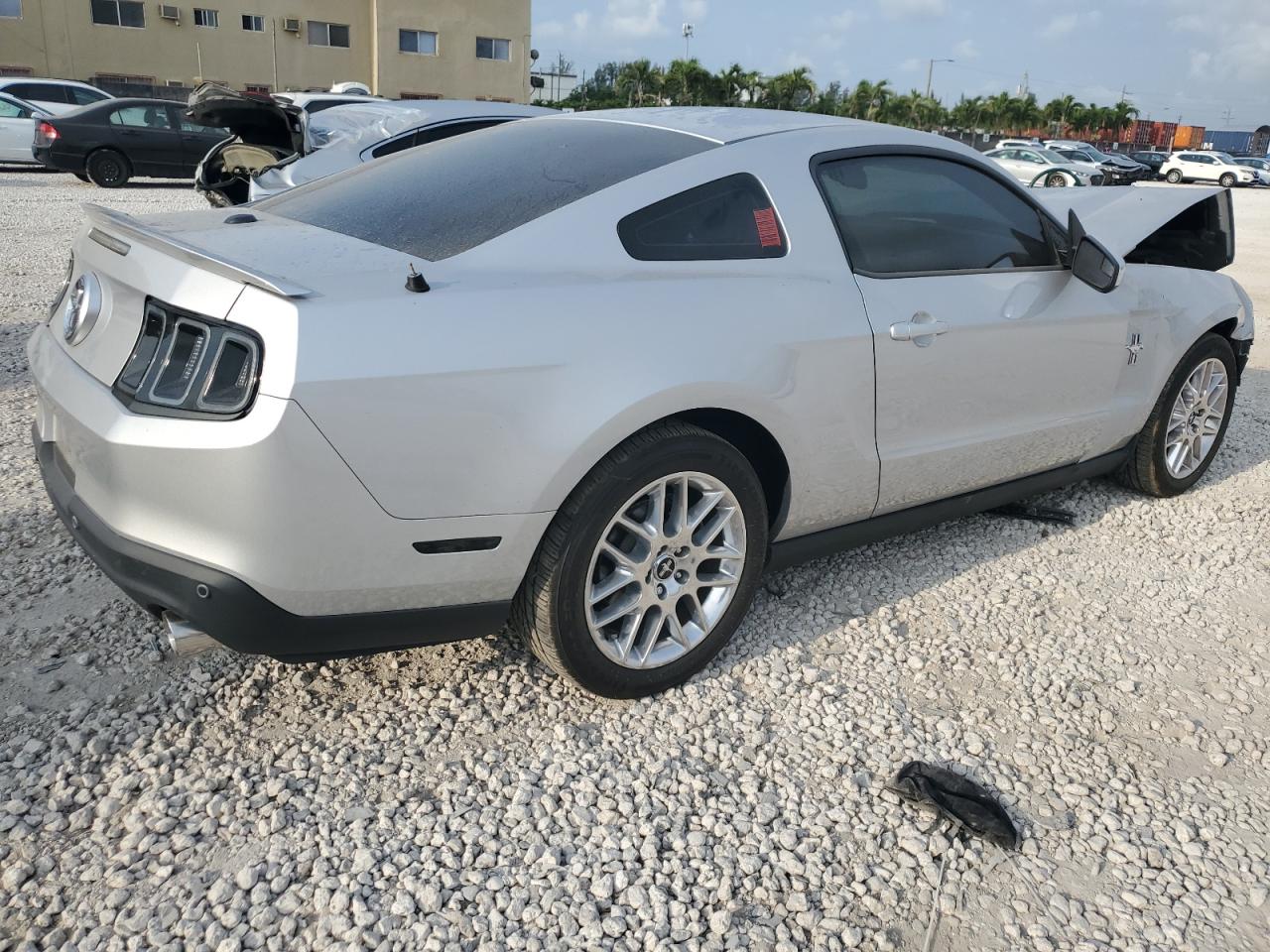 Photo 2 VIN: 1ZVBP8AM1C5284943 - FORD MUSTANG 