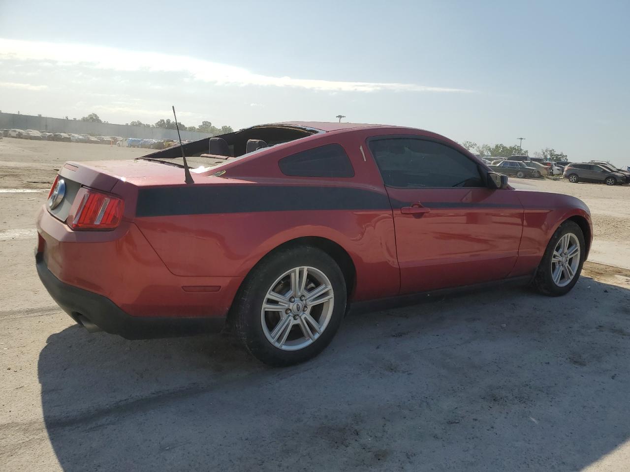 Photo 2 VIN: 1ZVBP8AM5C5215995 - FORD MUSTANG 