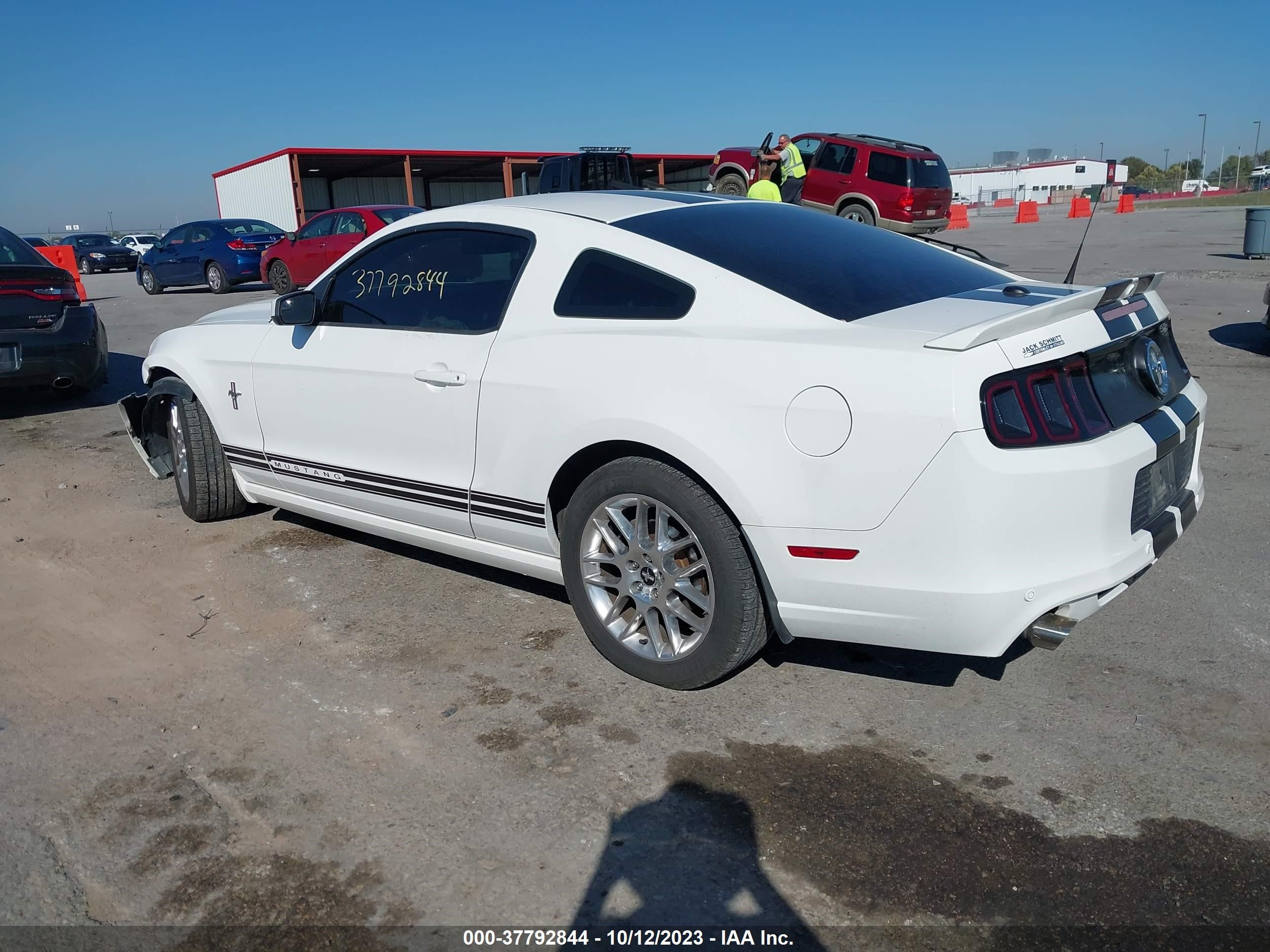 Photo 2 VIN: 1ZVBP8AM6D5200407 - FORD MUSTANG 