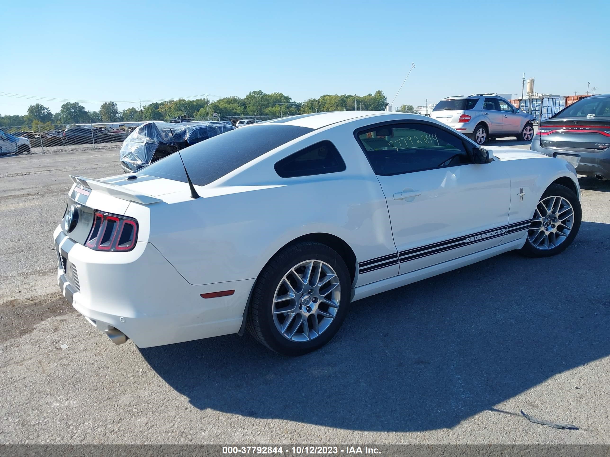 Photo 3 VIN: 1ZVBP8AM6D5200407 - FORD MUSTANG 