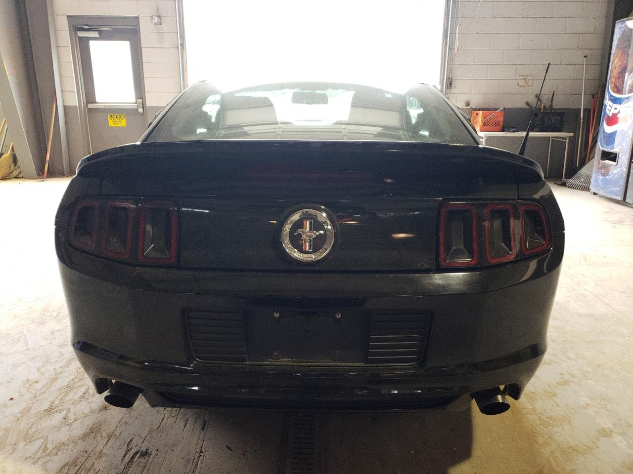 Photo 5 VIN: 1ZVBP8AMXE5303556 - FORD MUSTANG 