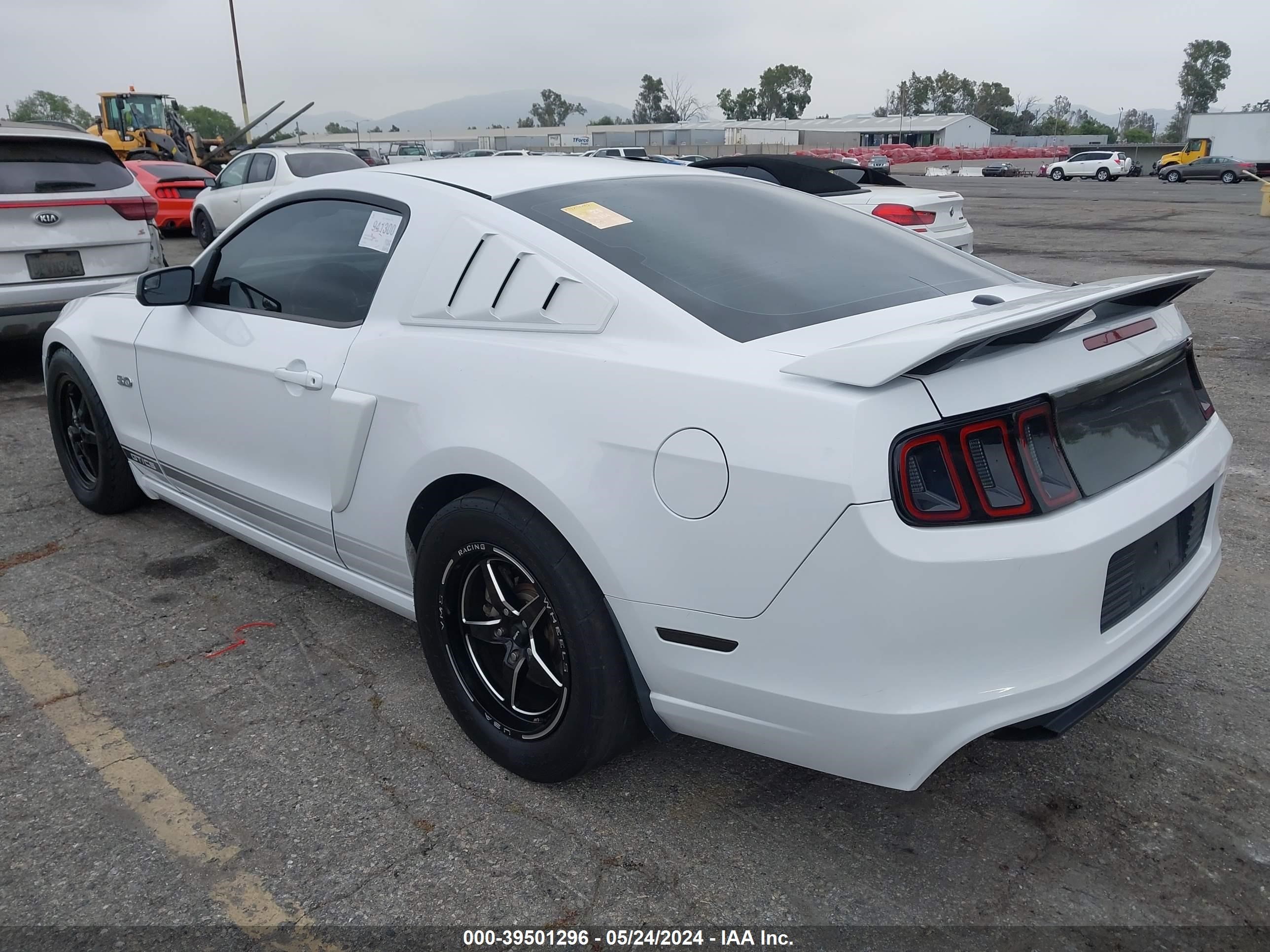 Photo 2 VIN: 1ZVBP8CF5E5285370 - FORD MUSTANG 