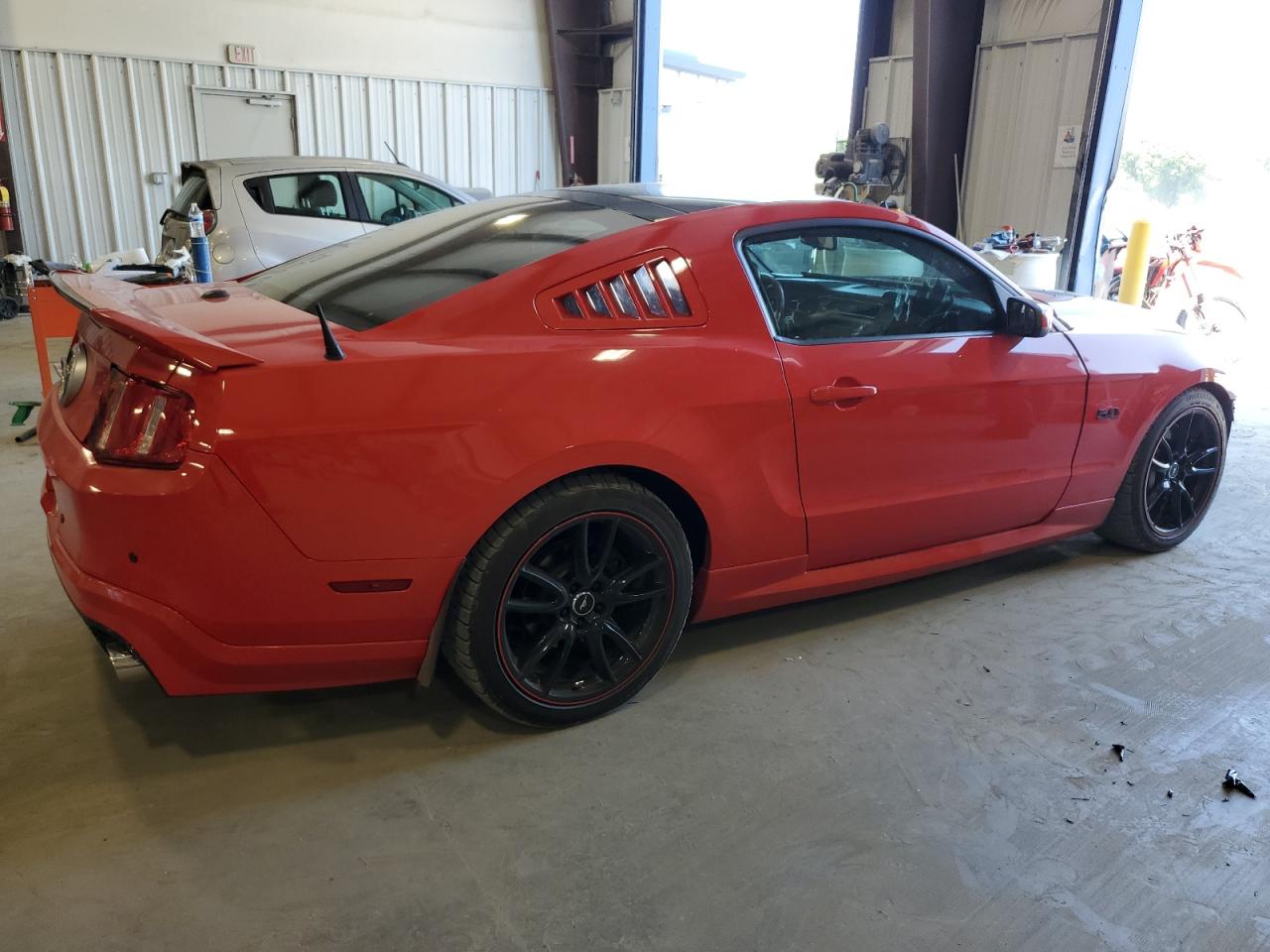 Photo 2 VIN: 1ZVBP8CF6B5113859 - FORD MUSTANG 