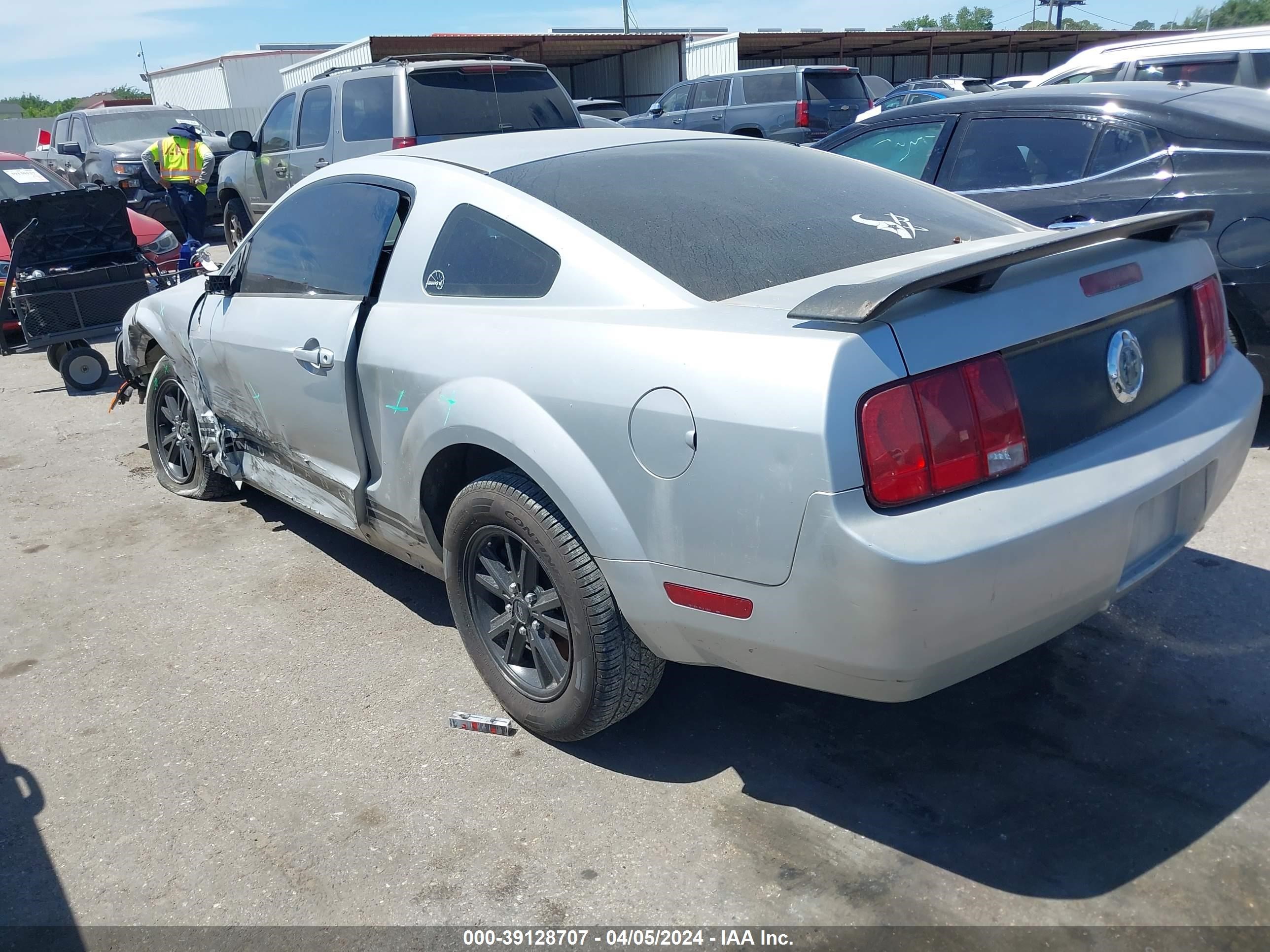 Photo 2 VIN: 1ZVFT80N055112915 - FORD MUSTANG 