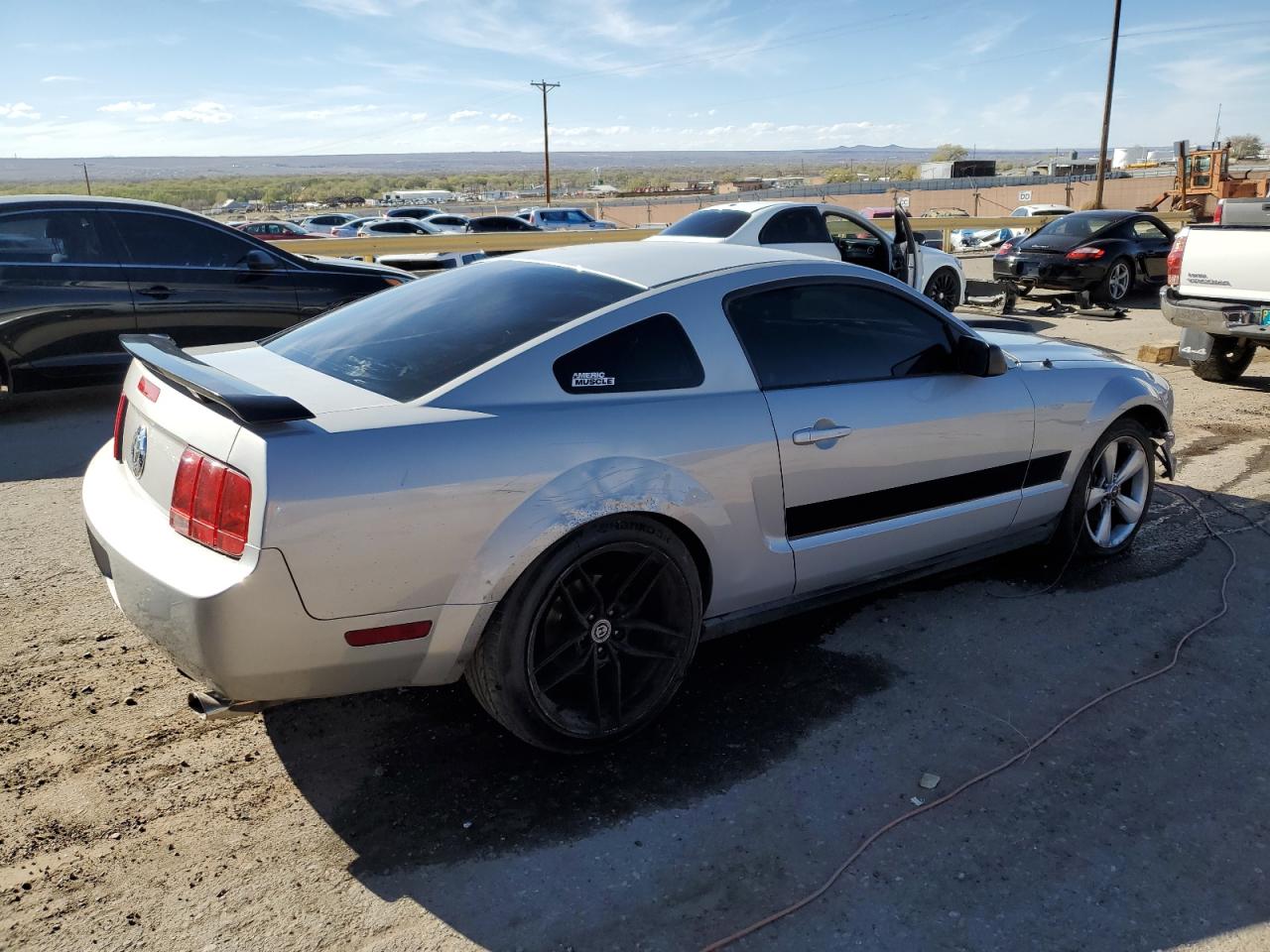 Photo 2 VIN: 1ZVFT80N055132761 - FORD MUSTANG 