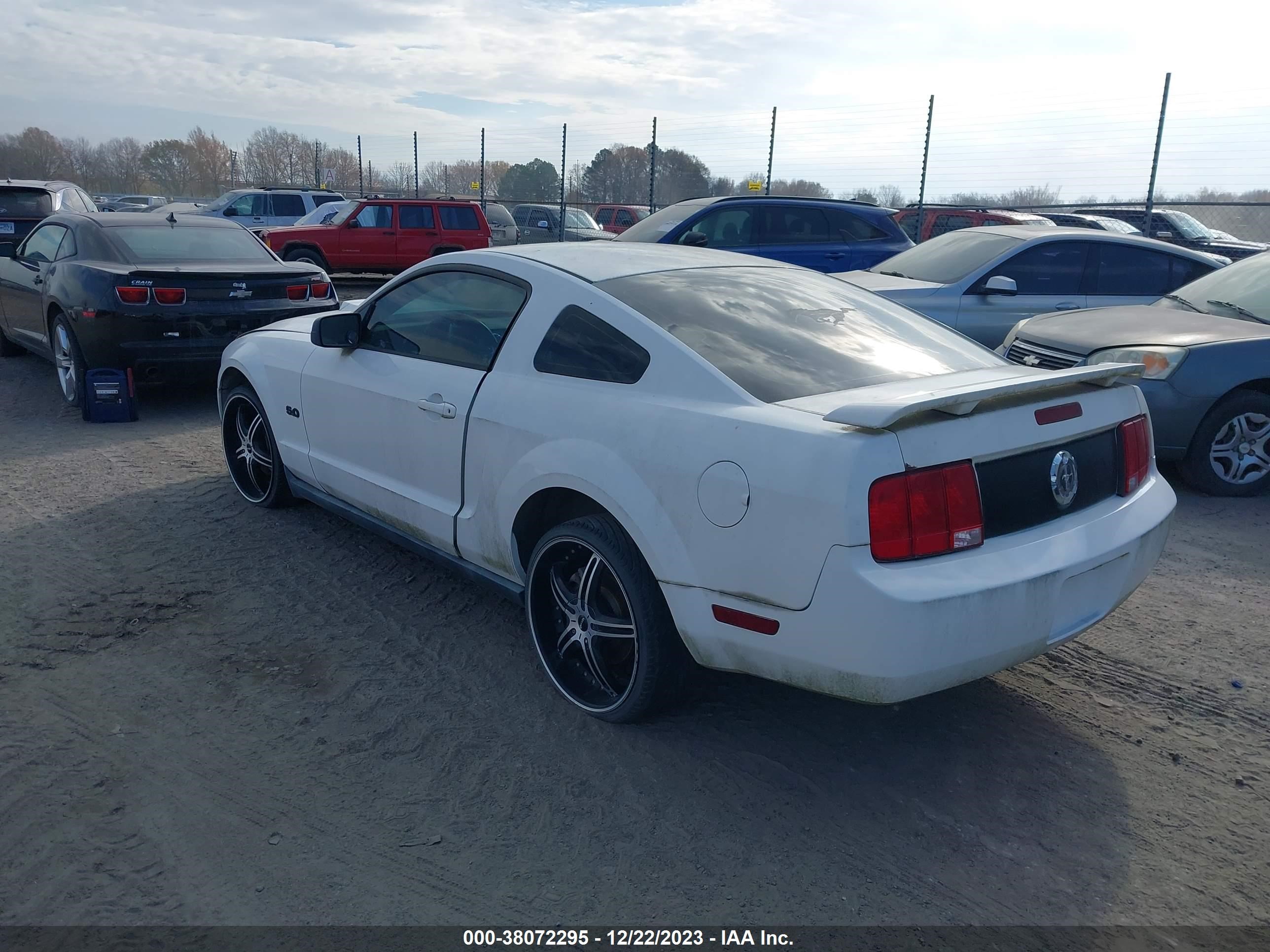 Photo 2 VIN: 1ZVFT80N455224570 - FORD MUSTANG 