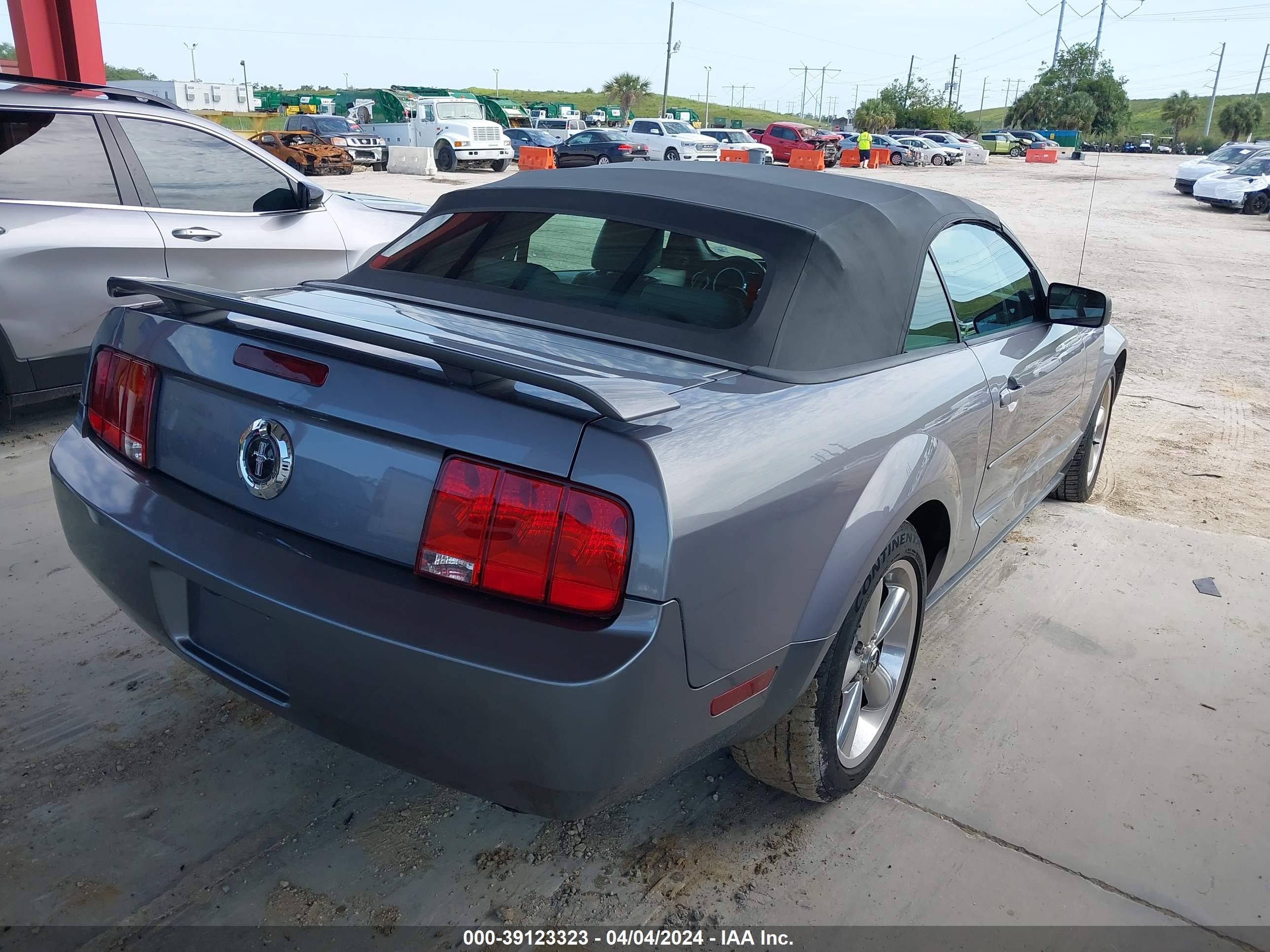 Photo 3 VIN: 1ZVFT84N265212896 - FORD MUSTANG 