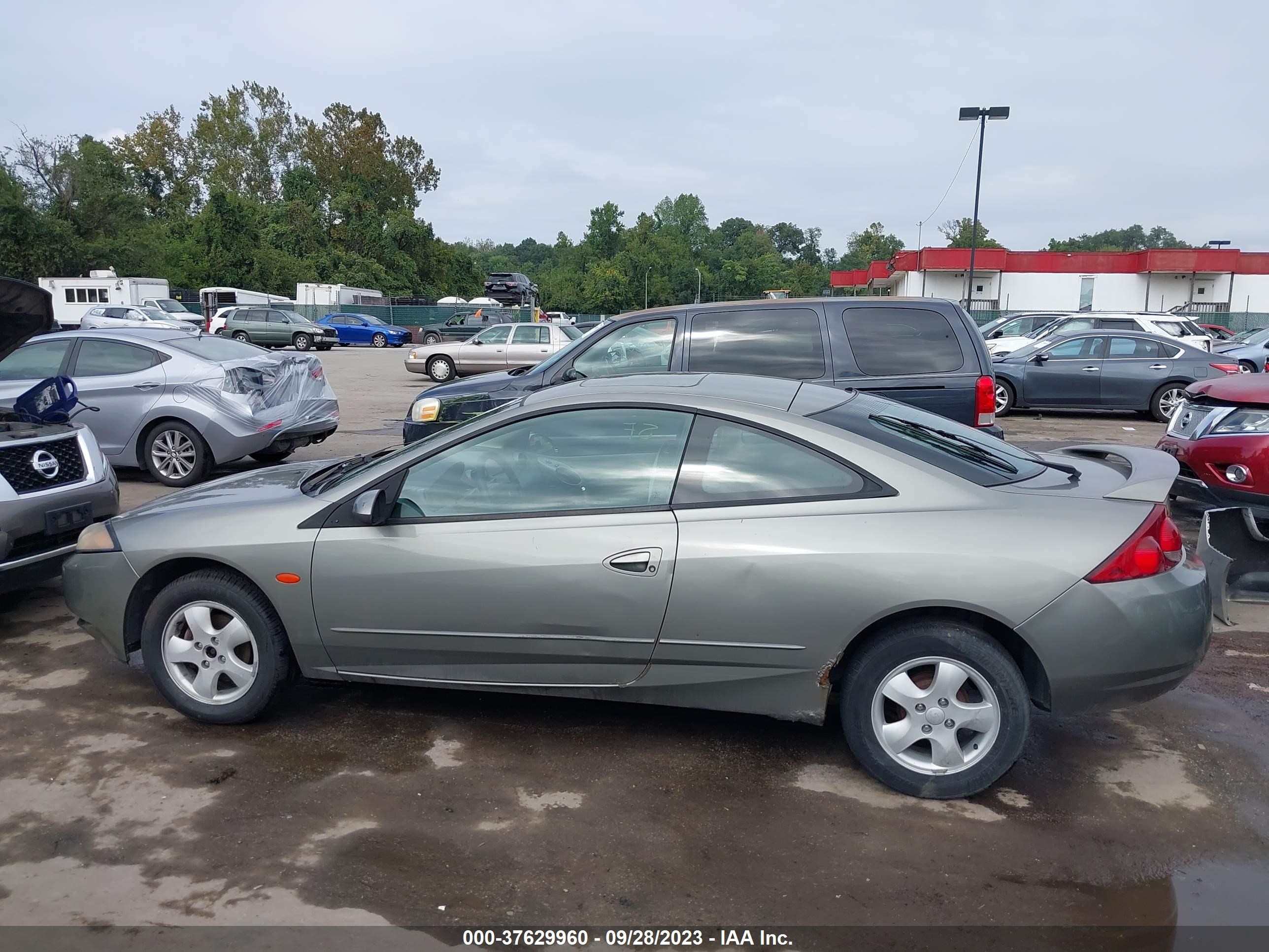 Photo 13 VIN: 1ZWFT6032Y5627076 - MERCURY COUGAR 