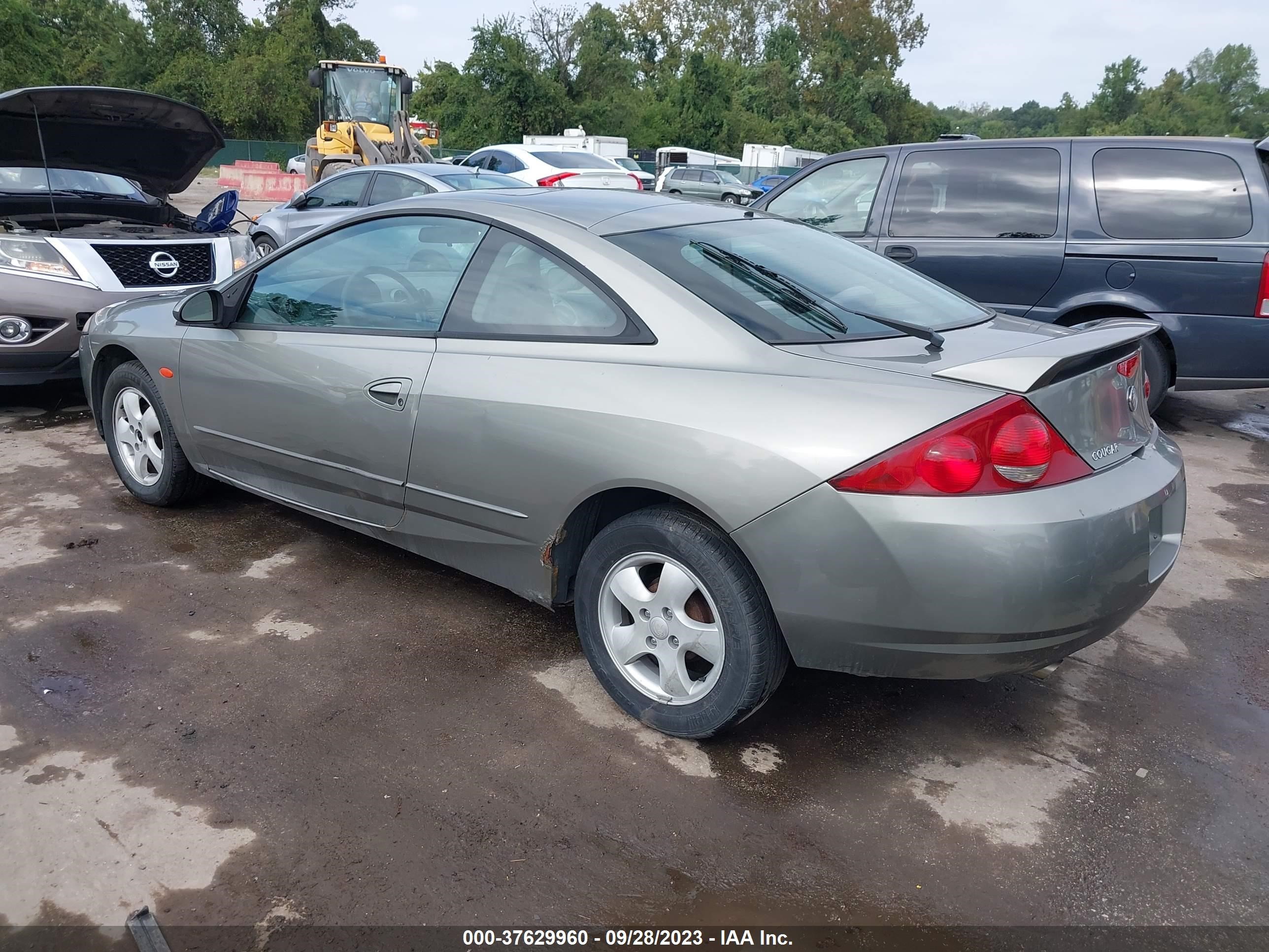 Photo 2 VIN: 1ZWFT6032Y5627076 - MERCURY COUGAR 