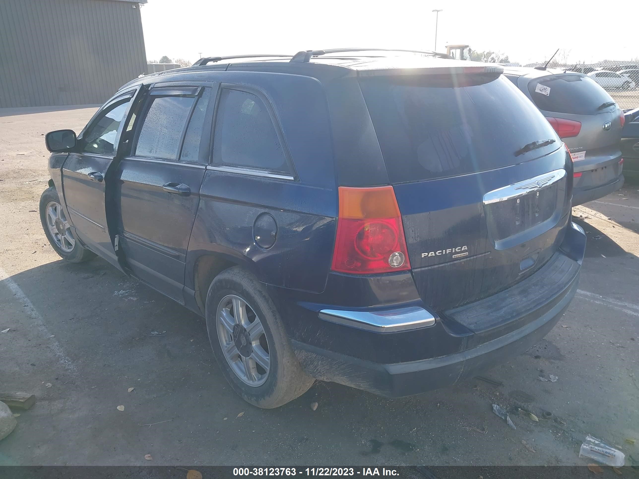 Photo 2 VIN: 2A4GF684X6R613355 - CHRYSLER PACIFICA 