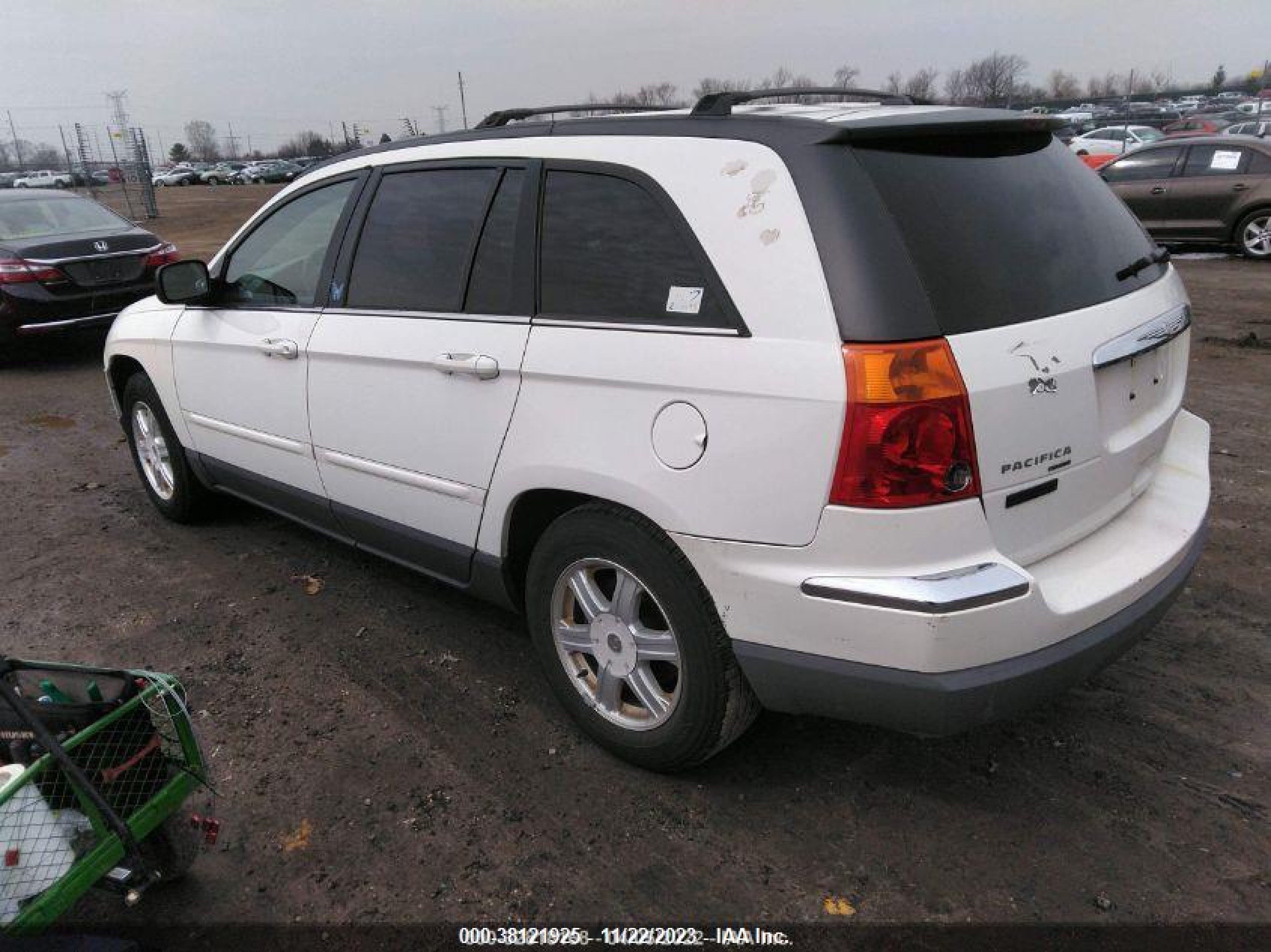 Photo 3 VIN: 2A4GM68476R814913 - CHRYSLER PACIFICA 