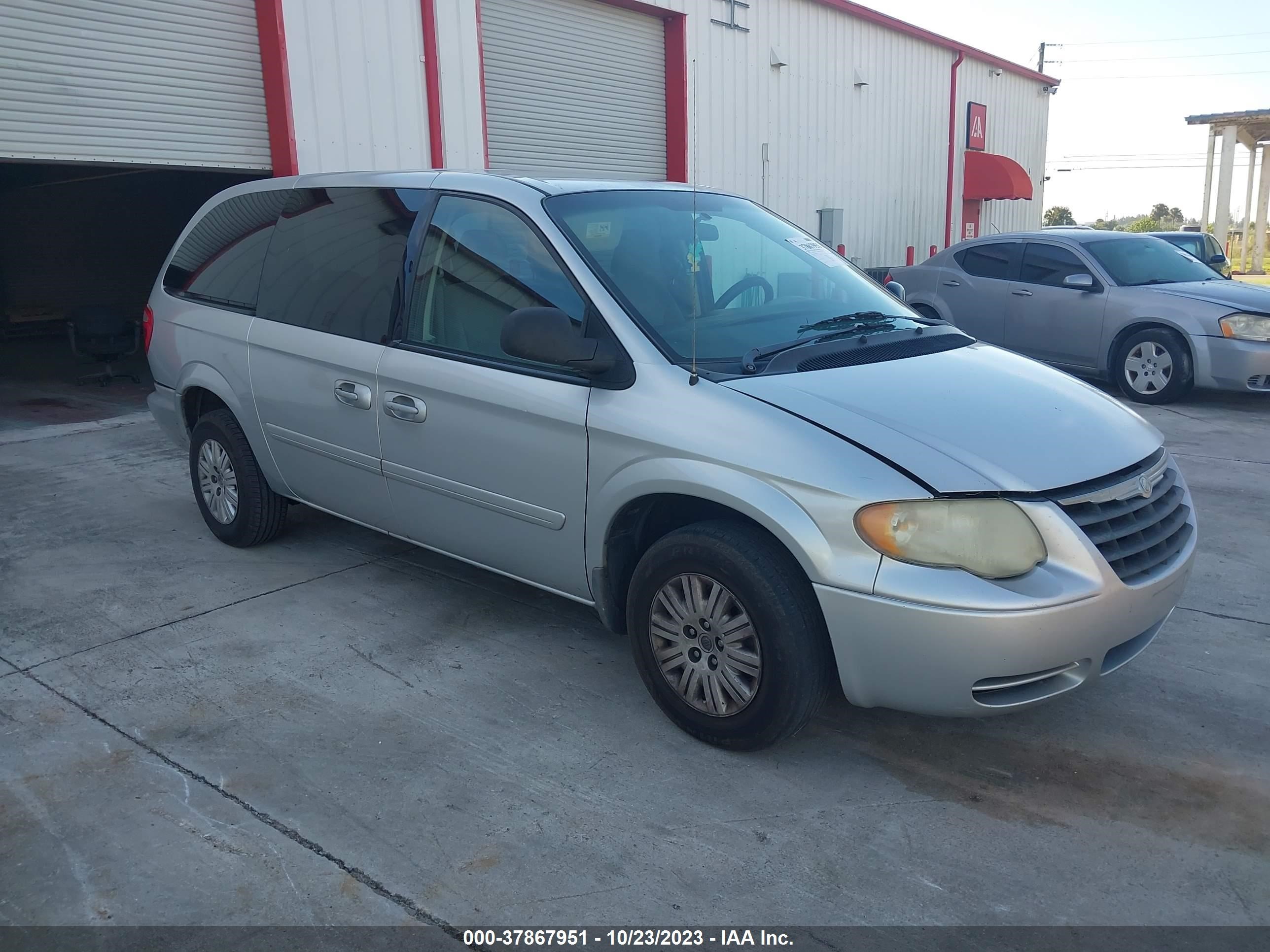 Photo 0 VIN: 2A4GP44R07R244526 - CHRYSLER TOWN & COUNTRY 