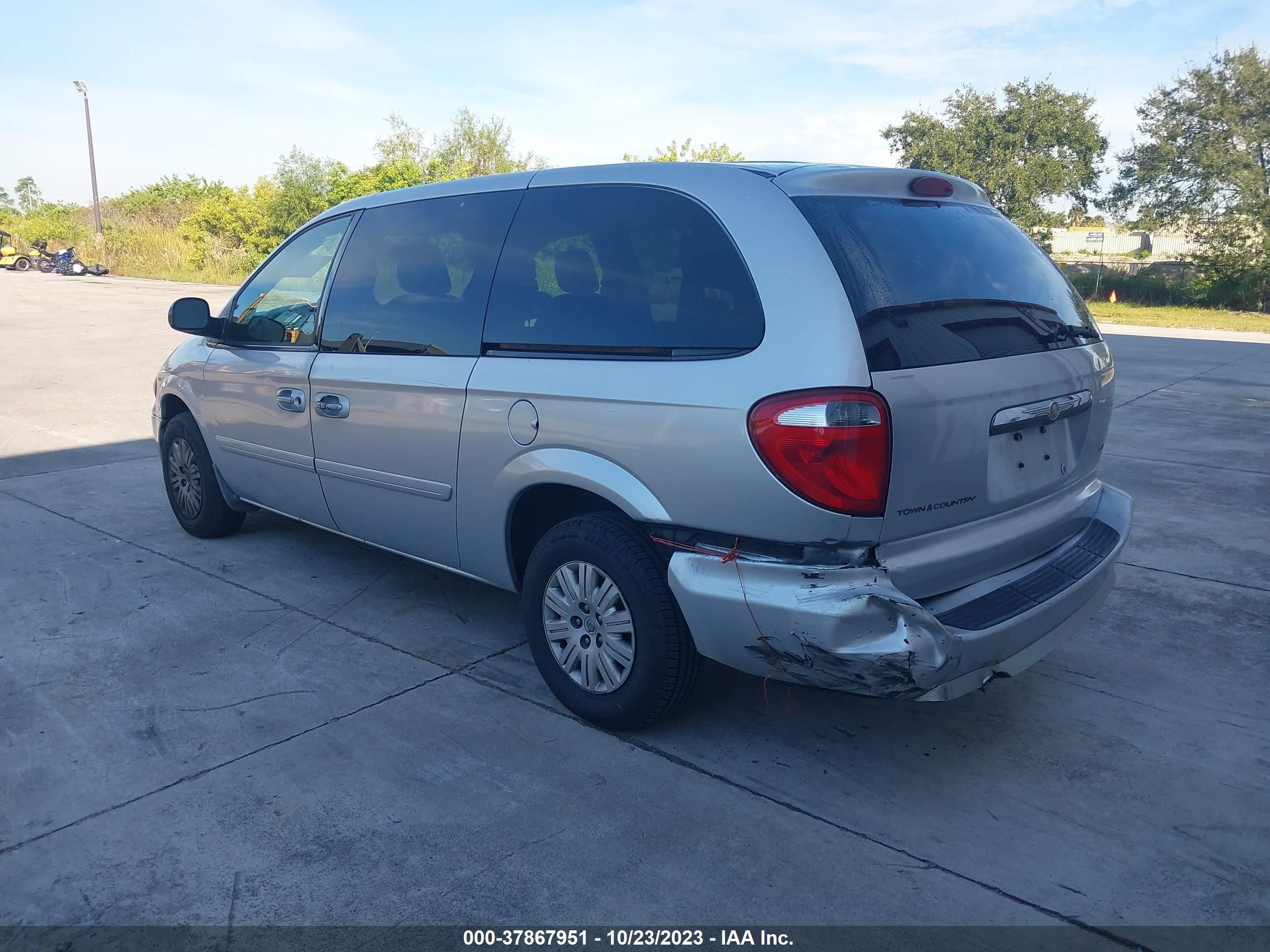 Photo 2 VIN: 2A4GP44R07R244526 - CHRYSLER TOWN & COUNTRY 