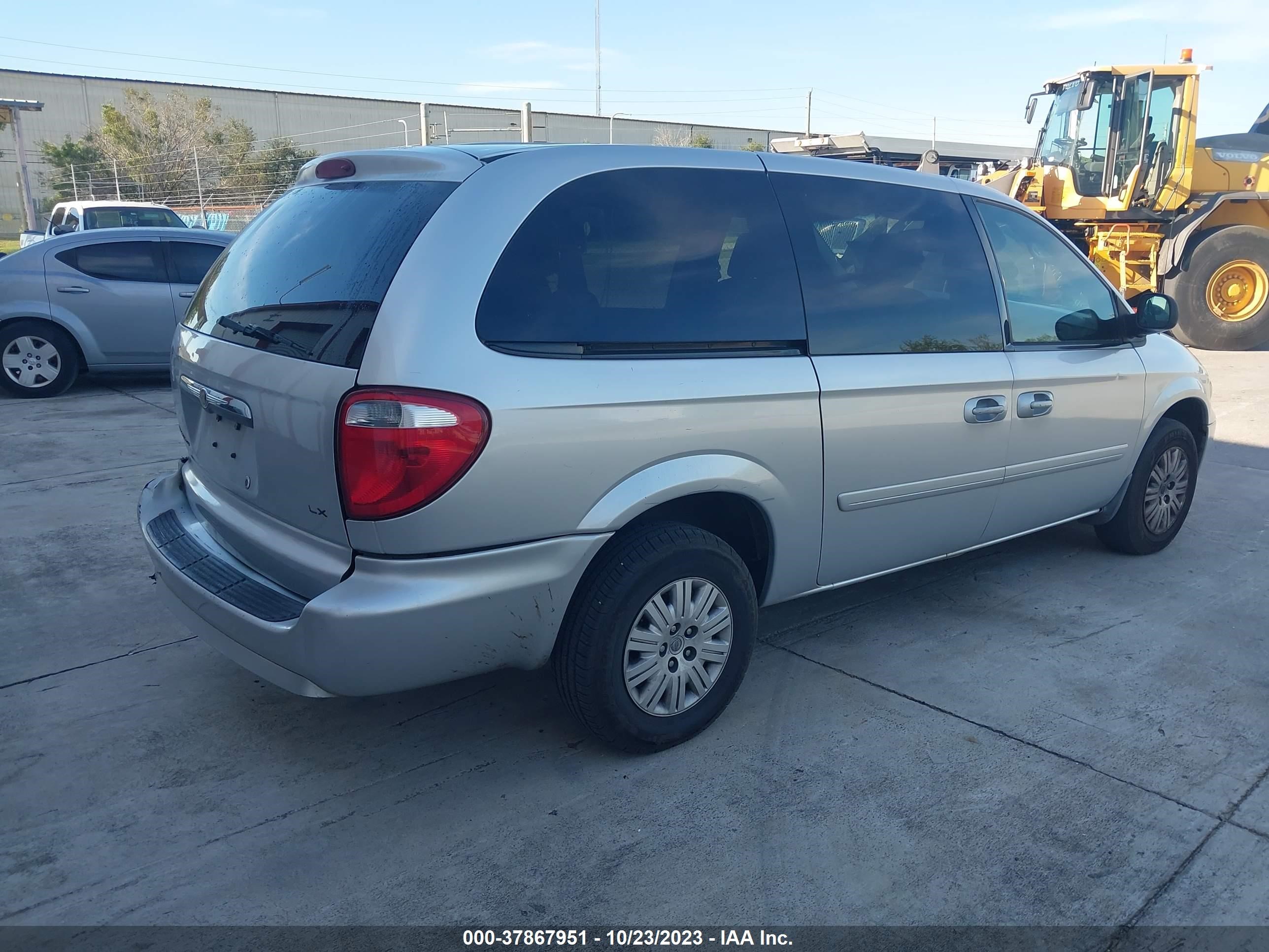 Photo 3 VIN: 2A4GP44R07R244526 - CHRYSLER TOWN & COUNTRY 