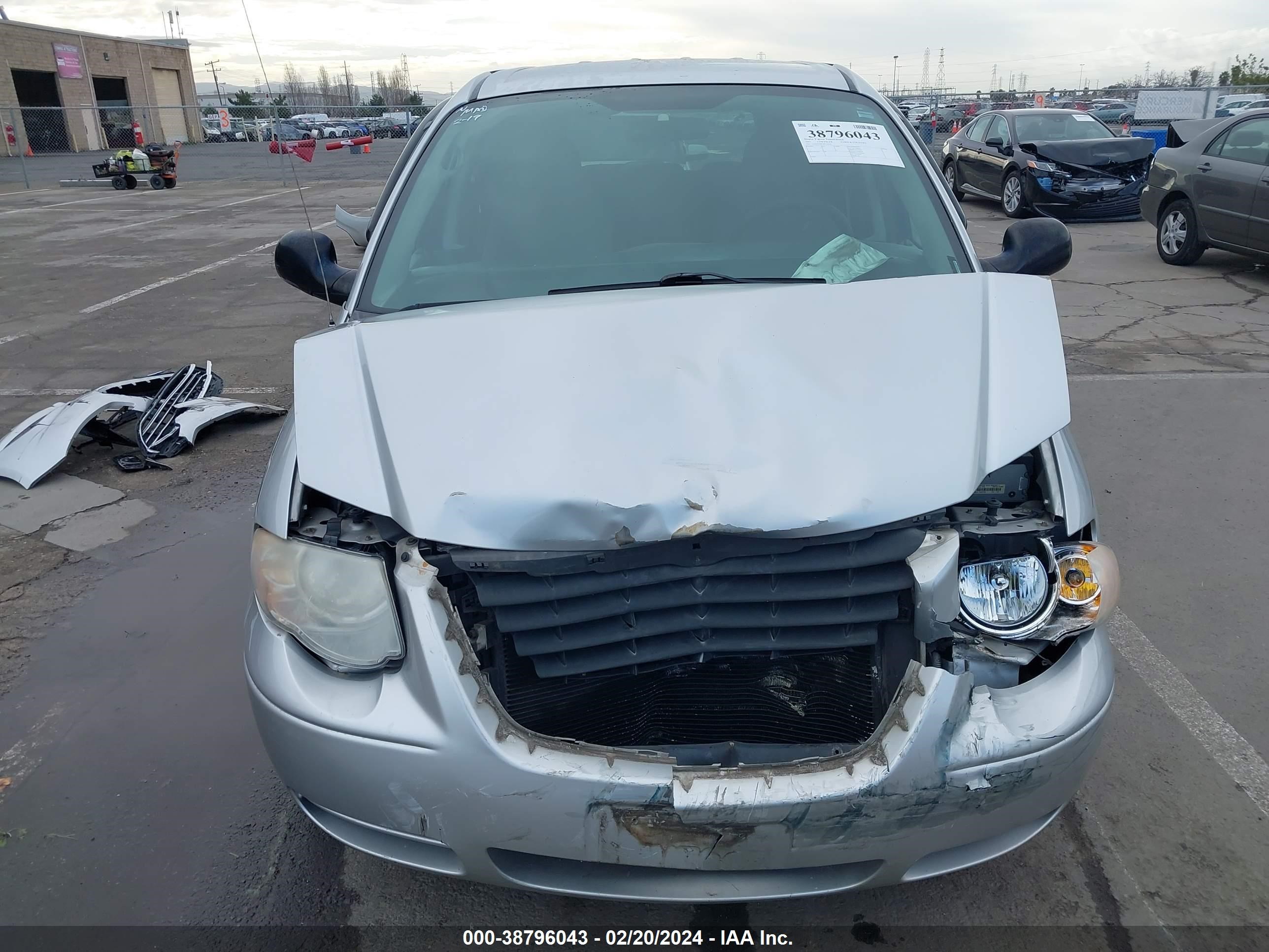 Photo 12 VIN: 2A4GP44R27R156545 - CHRYSLER TOWN & COUNTRY 